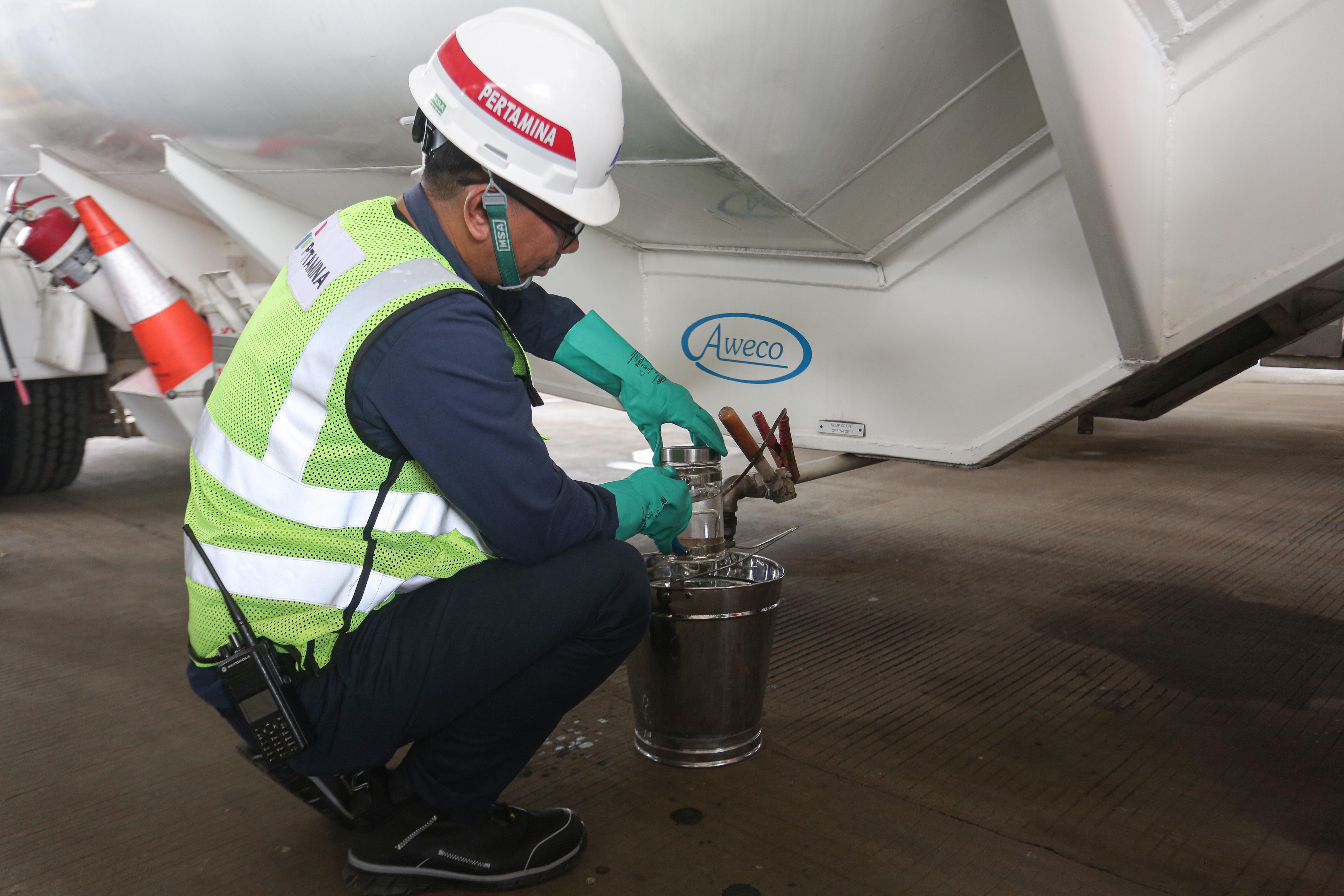 Petugas menampung avtur untuk dilakukan pengujian di Depot Pengisian Pesawat Udara (DPPU) Halim Perdanakusuma, Jakarta, Rabu (25/2/2026). Pengecekan tersebut dilakukan untuk memastikan avtur sesuai dengan spesifikasi sebelum dipindahkan ke tangki penampungan.