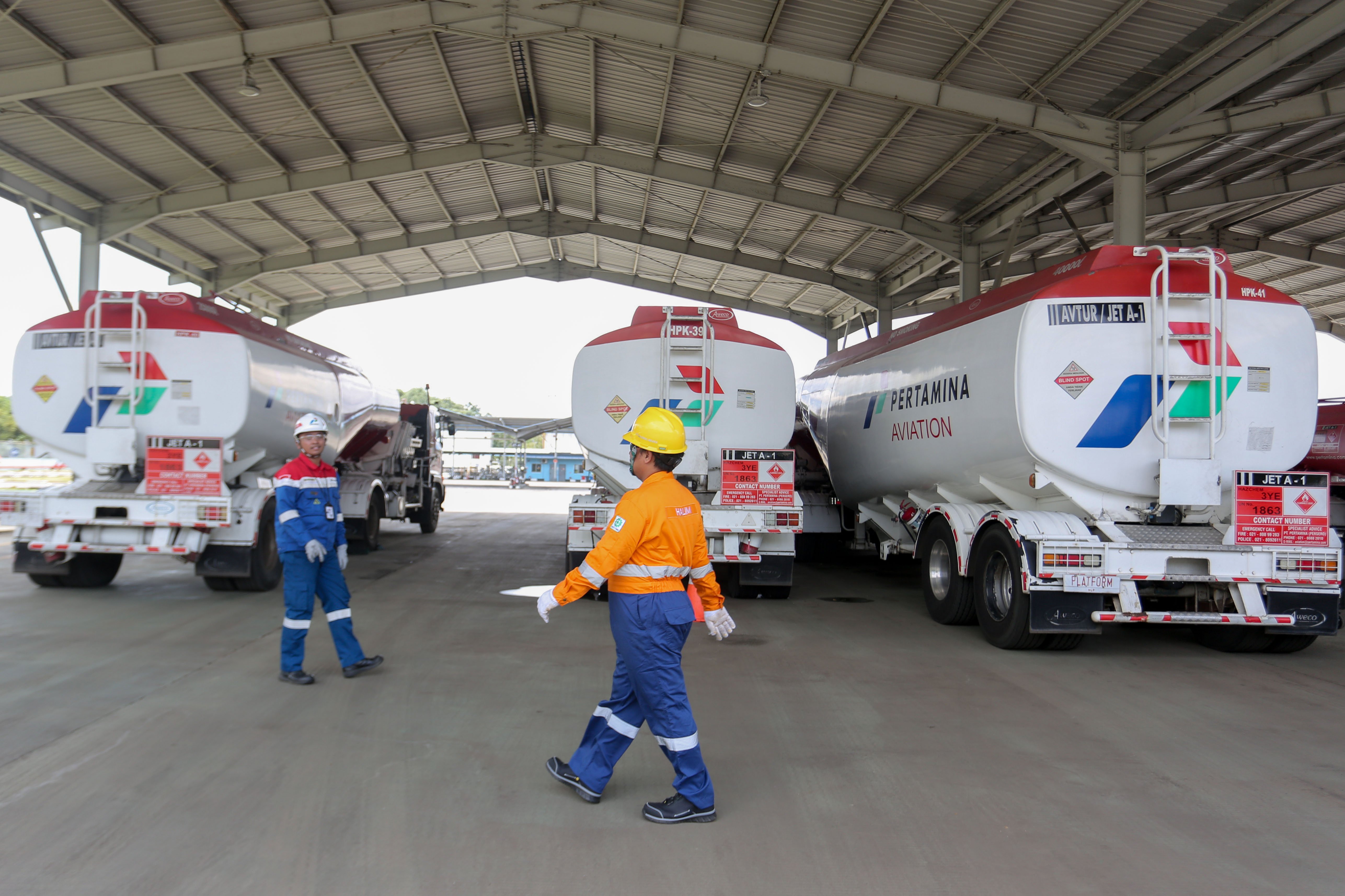 Petugas bersiap untuk melakukan pengujian BBM jenis avtur di Depot Pengisian Pesawat Udara (DPPU) Halim Perdanakusuma, Jakarta, Rabu (25/2/2026). Pengecekan tersebut dilakukan untuk memastikan avtur sesuai dengan spesifikasi sebelum dipindahkan ke tangki penampungan.
