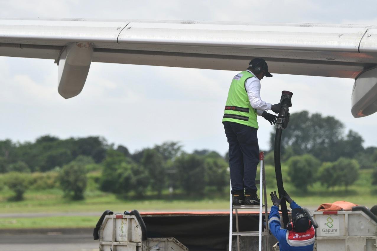 Petugas mengisi BBM jenis avtur ke pesawat komersial di Depot Pengisian Pesawat Udara (DPPU) Halim Perdanakusuma, Jakarta, Rabu (25/2/2026). Pertamina menyuplai avtur untuk kebutuhan berbagai jenis pesawat terbang antara lain pesawat komersial, kargo, pesawat pribadi, hingga pesawat nasional dan militer.