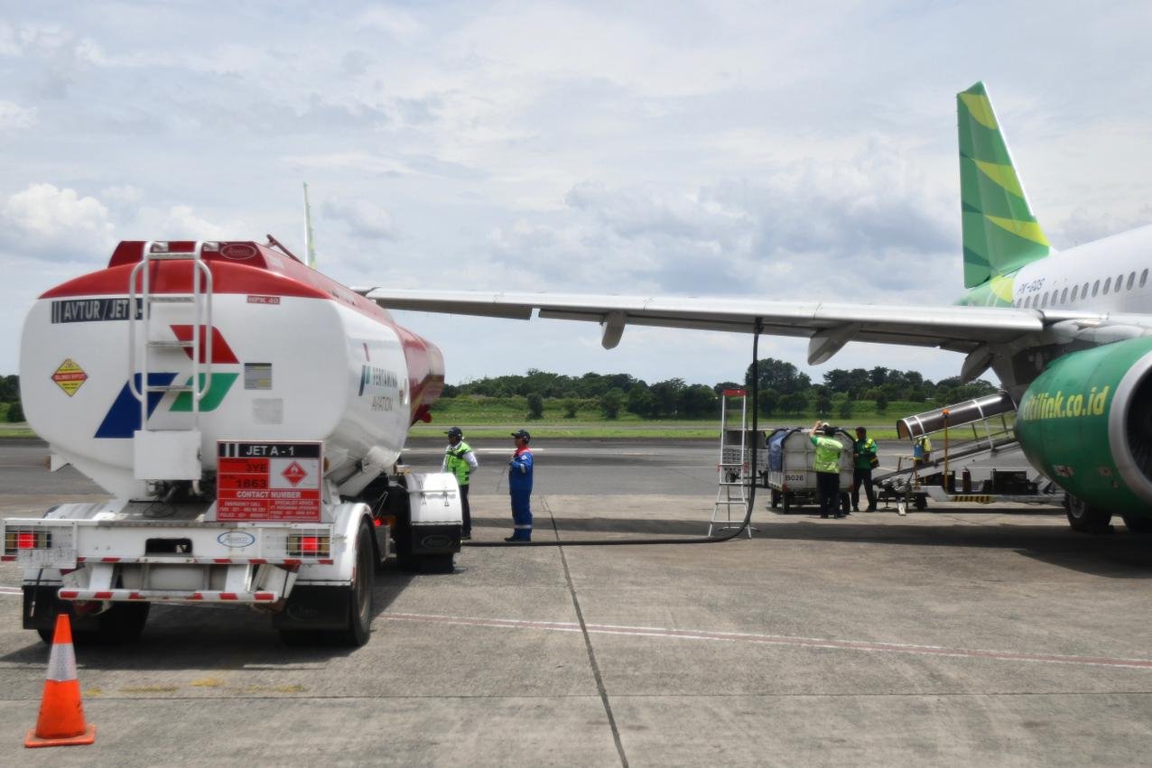Petugas mengisi BBM jenis avtur ke pesawat komersial di Depot Pengisian Pesawat Udara (DPPU) Halim Perdanakusuma, Jakarta, Rabu (25/2/2026). Pertamina menyuplai avtur untuk kebutuhan berbagai jenis pesawat terbang antara lain pesawat komersial, kargo, pesawat pribadi, hingga pesawat nasional dan militer.