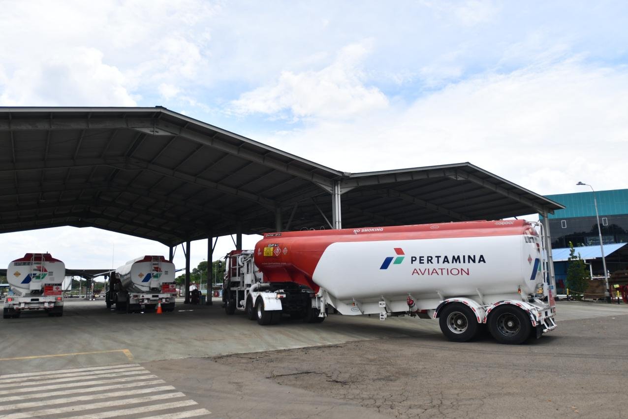 Mobil tangki yang membawa BBM jenis avtur tiba di Depot Pengisian Pesawat Udara (DPPU) Halim Perdanakusuma, Jakarta, Rabu (25/2/2026). Depot tersebut memiliki 4 tangki yang masing-masing dapat menampung hingga 2.000 kiloliter avtur.