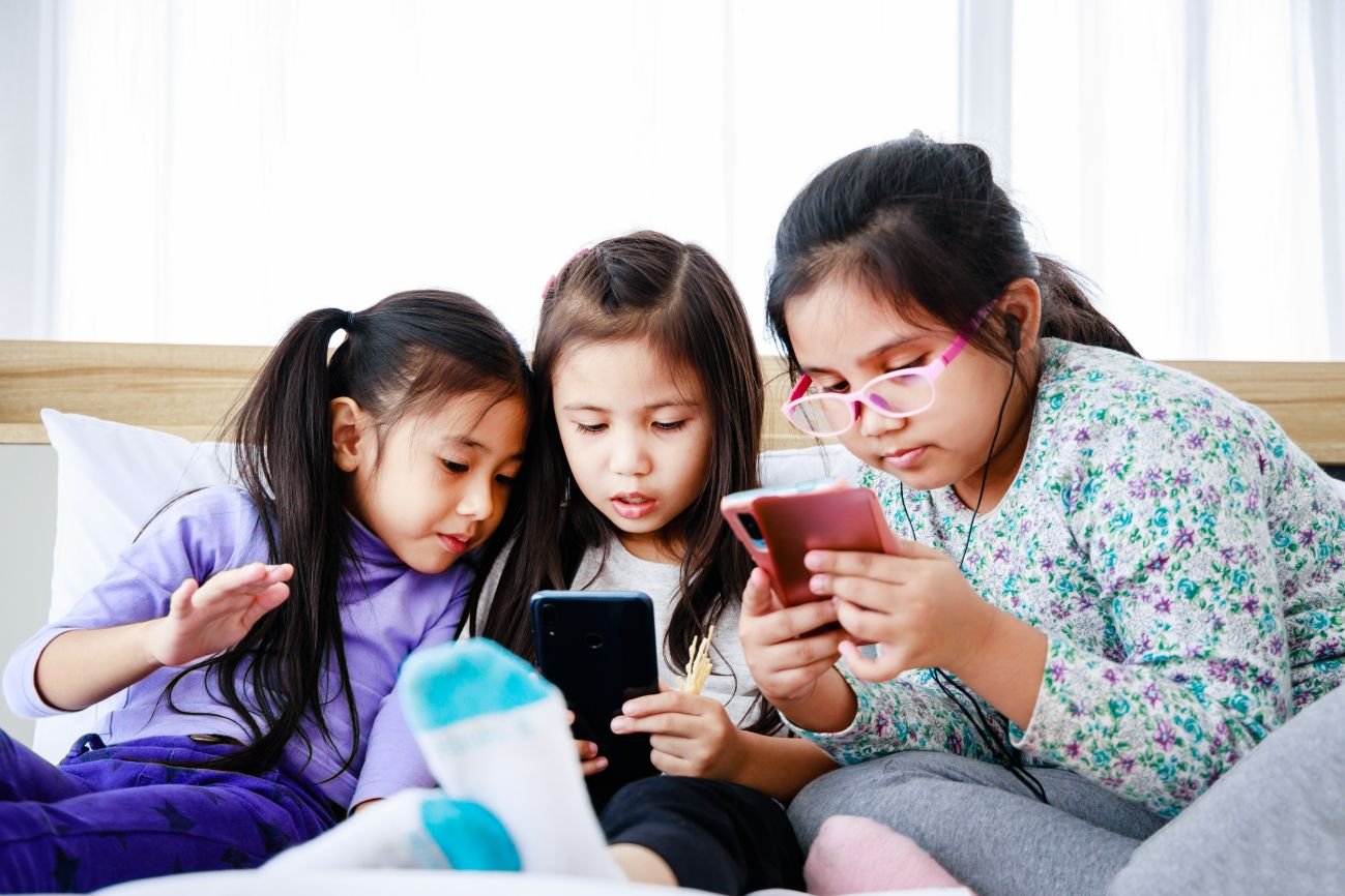 Ilustrasi anak menggunakan media sosial