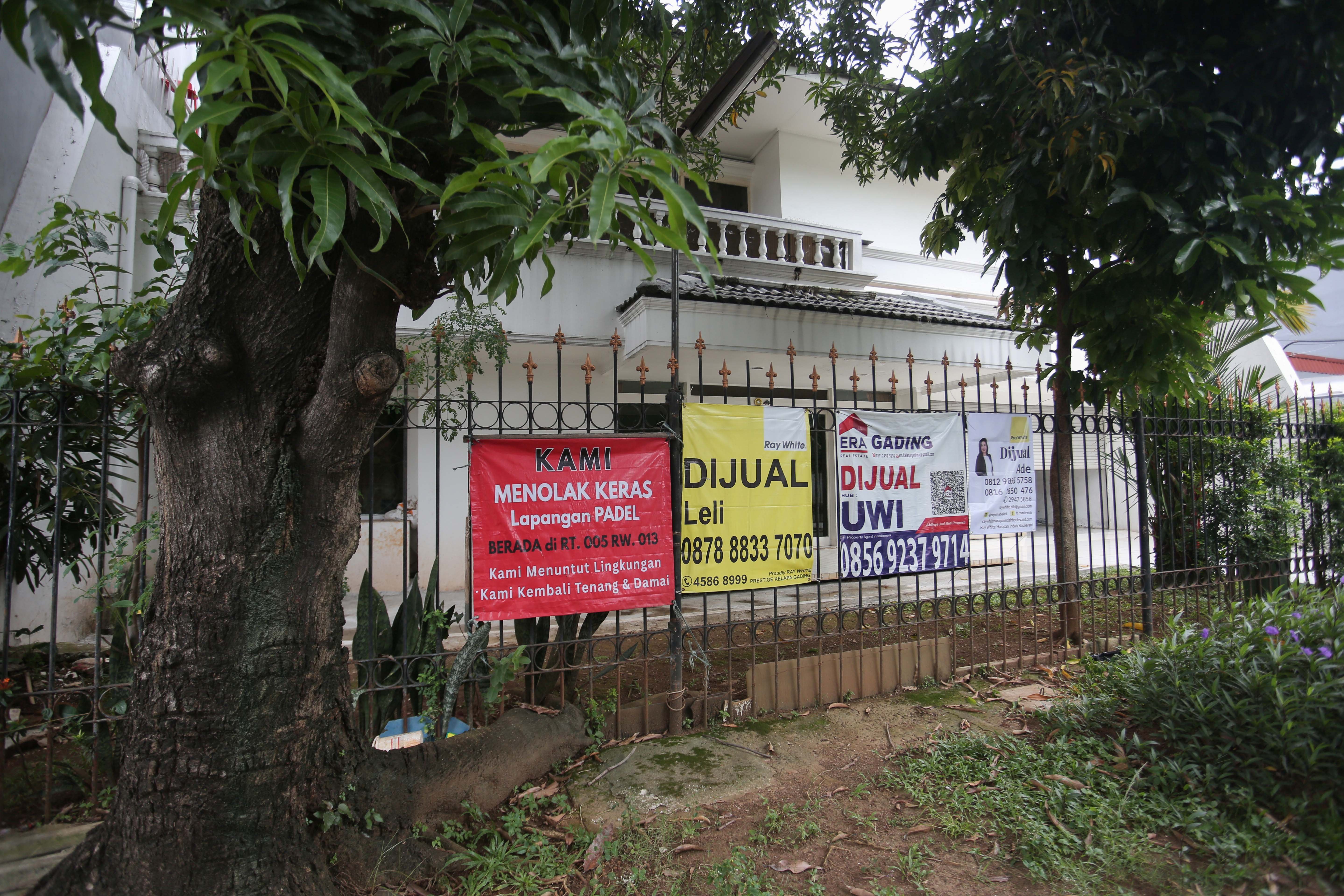 Spanduk penolakan lapangan padel di kawasan perumahan, Jalan Pulomas Barat II, Kayu Putih, Pulogadung, Jakarta Timur, Kamis (26/2/2026). Berdasarkan penuturan warga aksi pemasangan spanduk tersebut sebagai bentuk protes terhadap aktivitas olahraga di lapangan padel yang kerap menimbulkan suara bising dan mengganggu ketenangan warga.