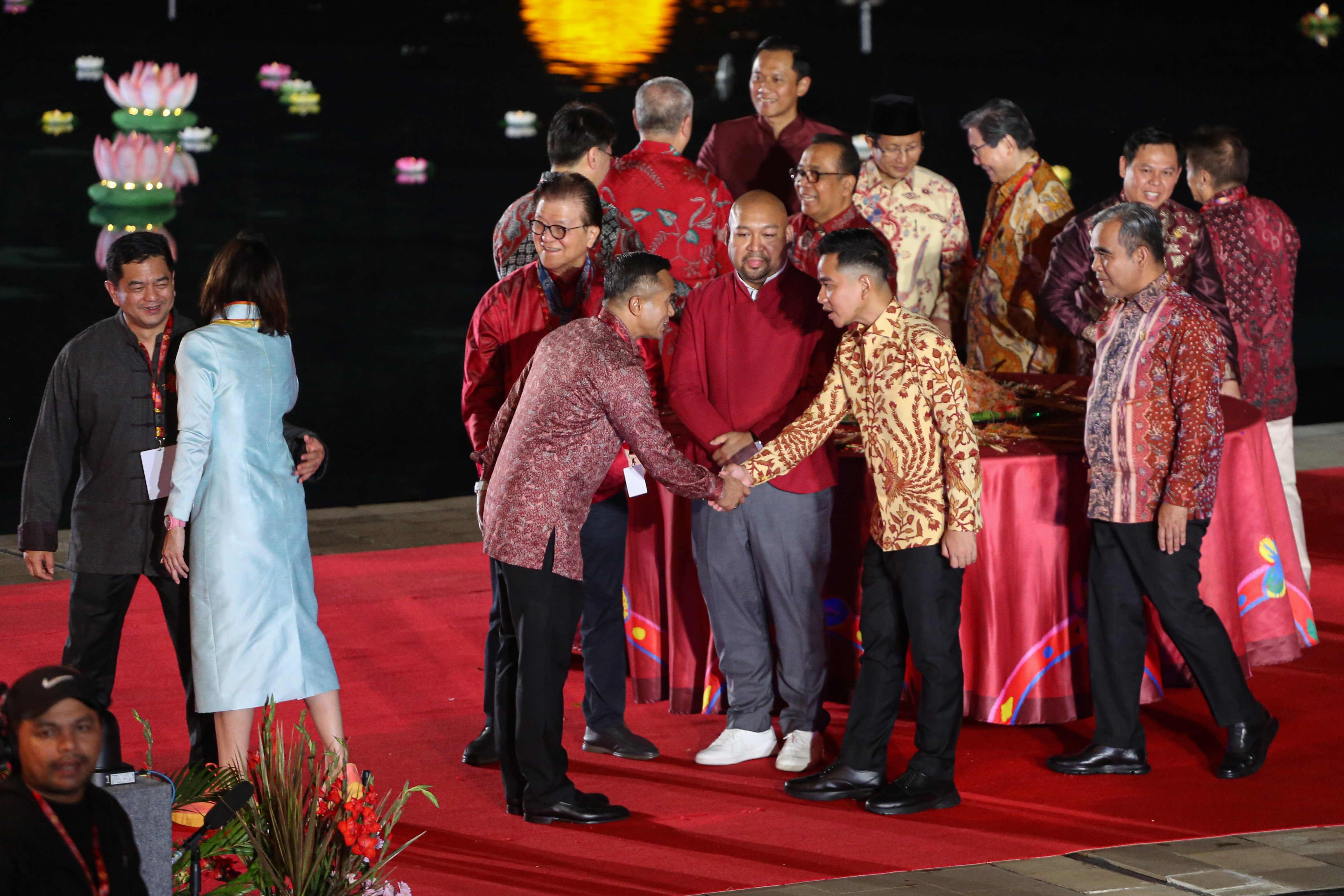 Wakil Presiden Gibran Rakabuming Raka (keempat kanan) bersama sejumlah tokoh saat menghadiri puncak perayaan Imlek Festival di Lapangan Banteng, Jakarta Pusat, Sabtu (28/2/2026). Bertajuk \