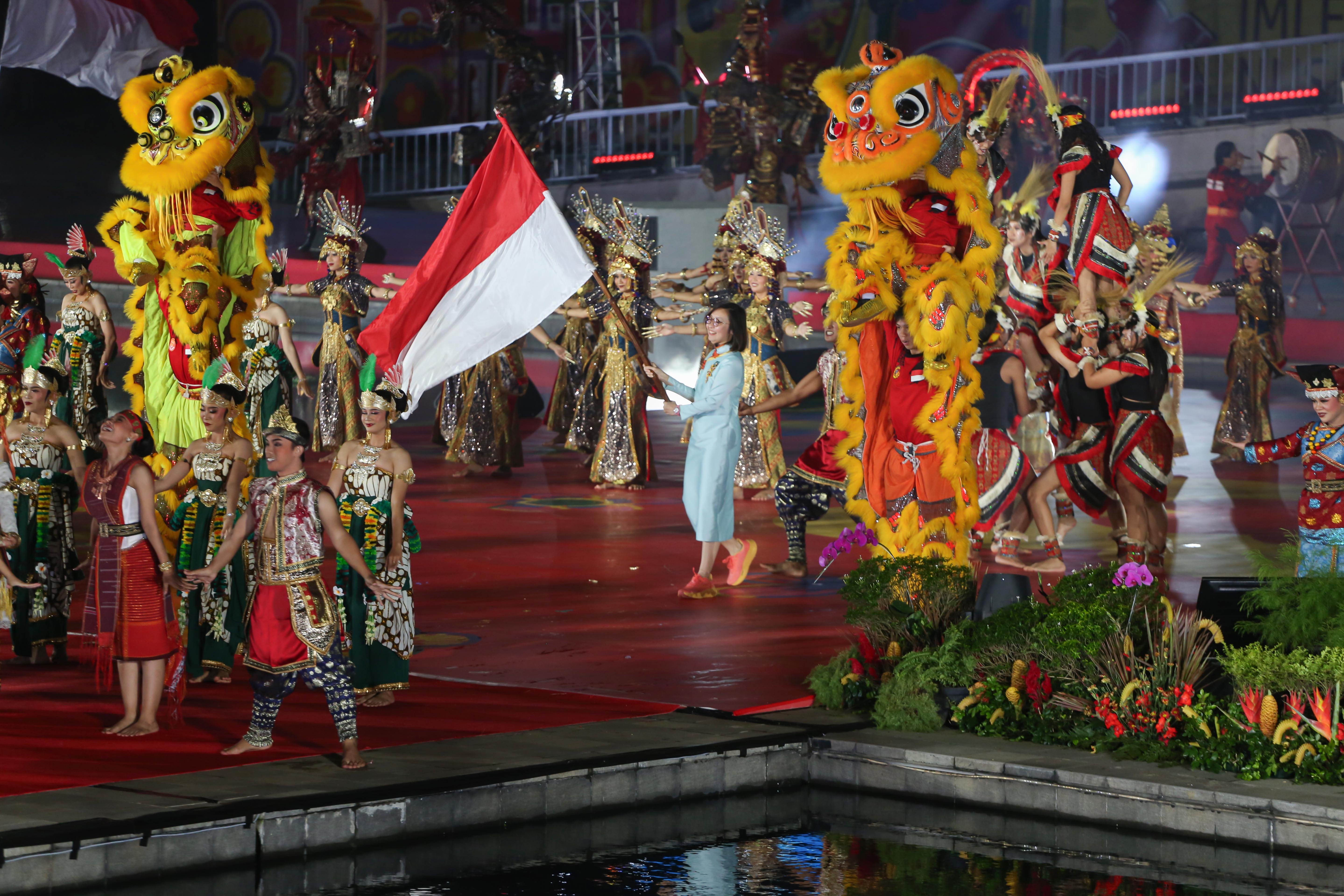 Wakil Menteri Ekonomi Kreatif sekaligus Ketua Umum Panitia Imlek Nasional 2577, Irene Umar membawa bendera Merah Putih pada puncak perayaan Imlek Festival di Lapangan Banteng, Jakarta Pusat, Sabtu (28/2/2026). Bertajuk \
