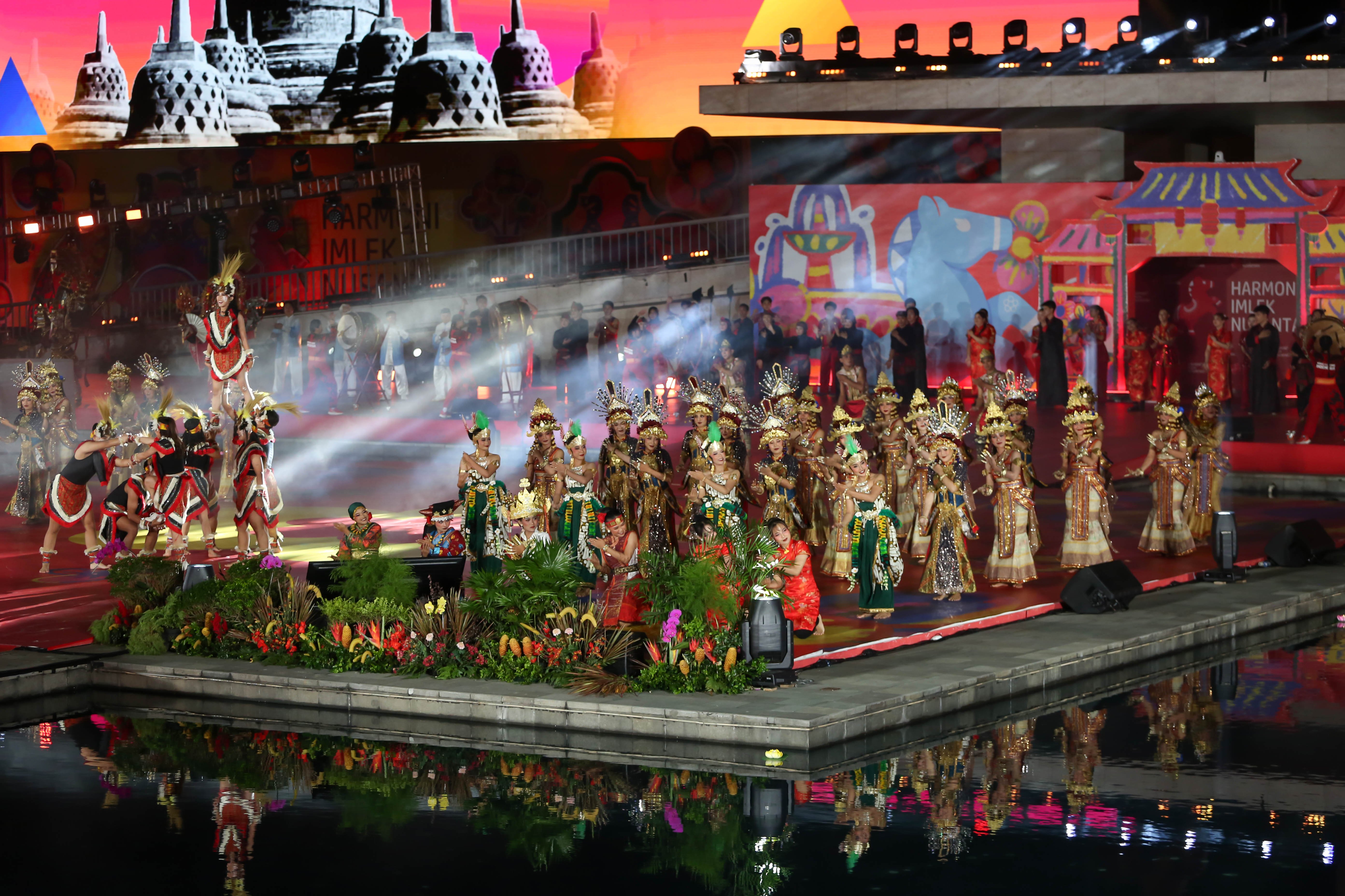 Penari menampilkan tarian tradisional pada puncak perayaan Imlek Festival 2577 di Lapangan Banteng, Jakarta Pusat, Sabtu (28/2/2026). Bertajuk \