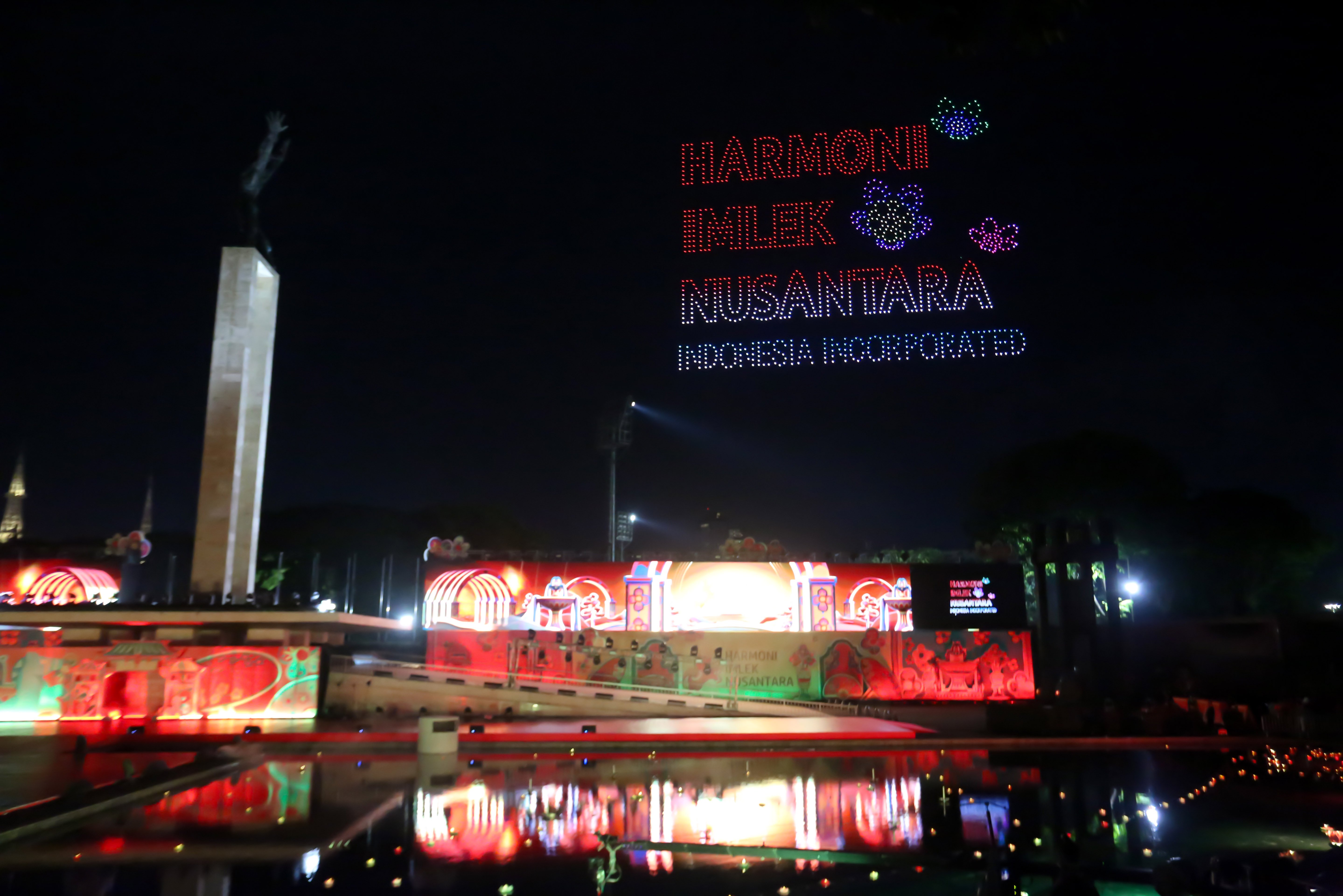 Pertunjukan drone pada puncak perayaan Imlek Festival 2577 di Lapangan Banteng, Jakarta Pusat, Sabtu (28/2/2026). Bertajuk \