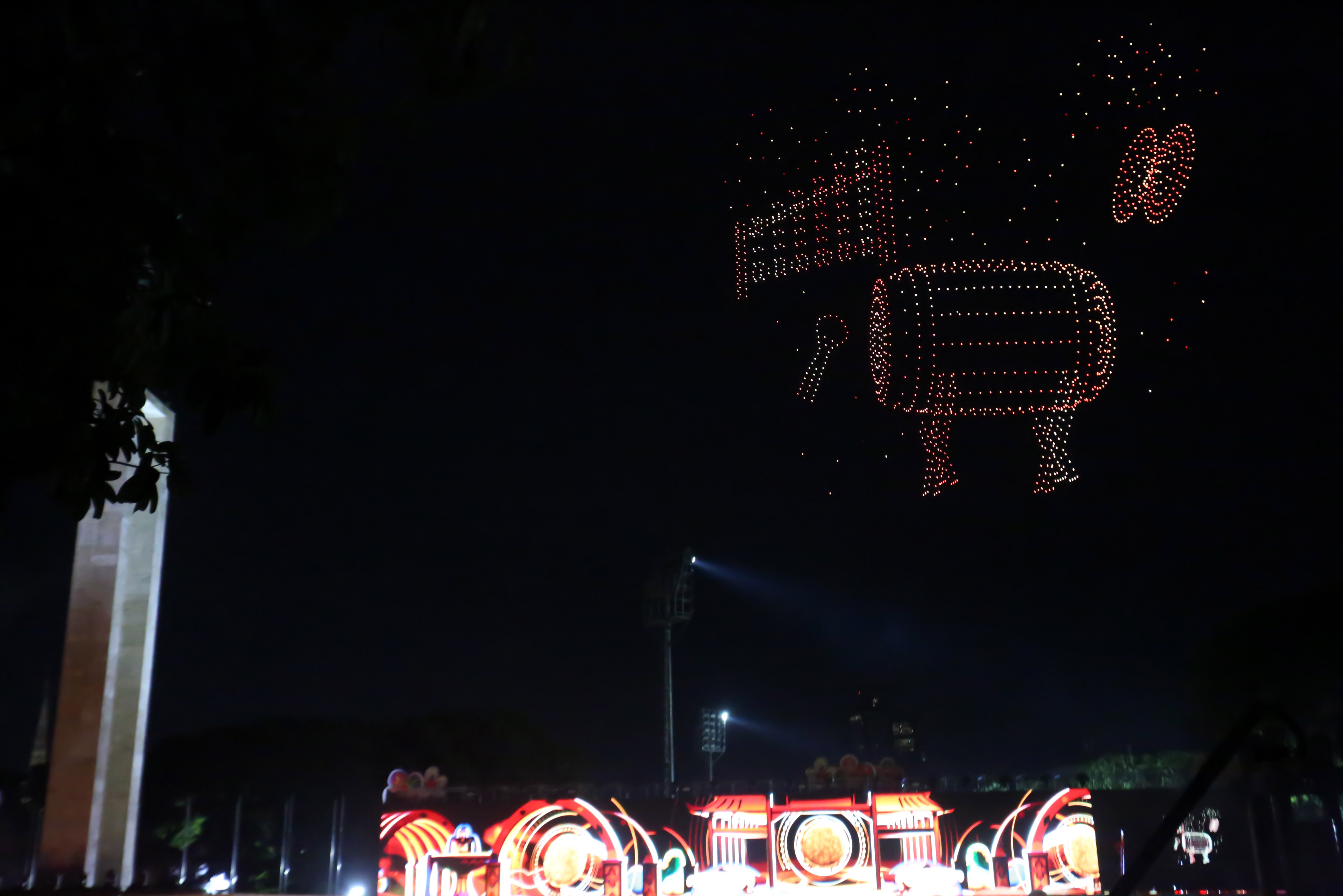 Pertunjukan drone yang membentuk formasi bedug pada puncak perayaan Imlek Festival 2577 di Lapangan Banteng, Jakarta Pusat, Sabtu (28/2/2026). Bertajuk \