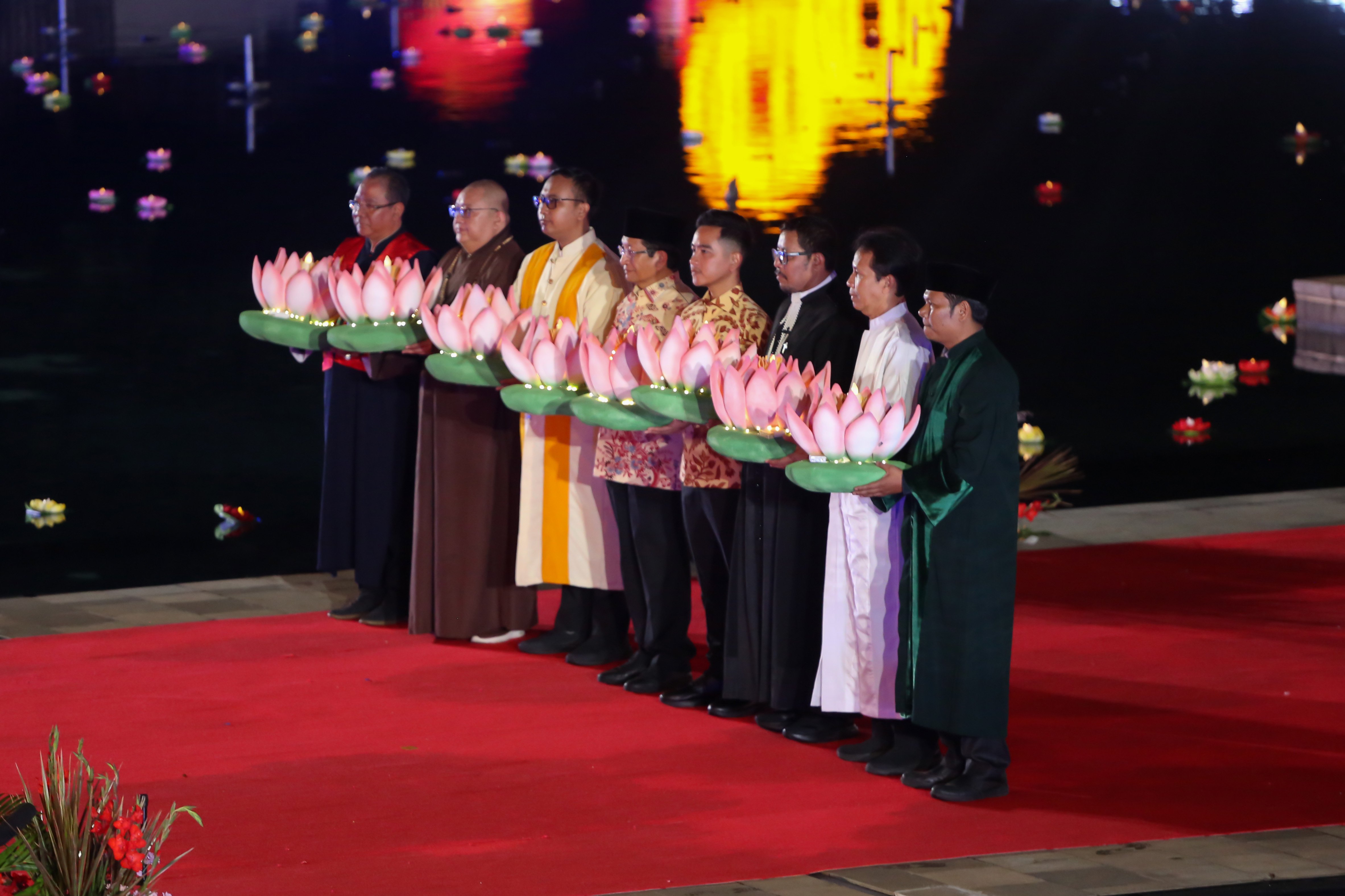 Wakil Presiden Gibran Rakabuming Raka (keempat kanan) bersama Menteri Agama Nasaruddin Umar (keempat kiri) dan perwakilan pemuka dari enam agama melakukan prosesi pelepasan lotus pada puncak perayaan Imlek Festival 2577 di Lapangan Banteng, Jakarta Pusat, Sabtu (28/2/2026). Bertajuk \