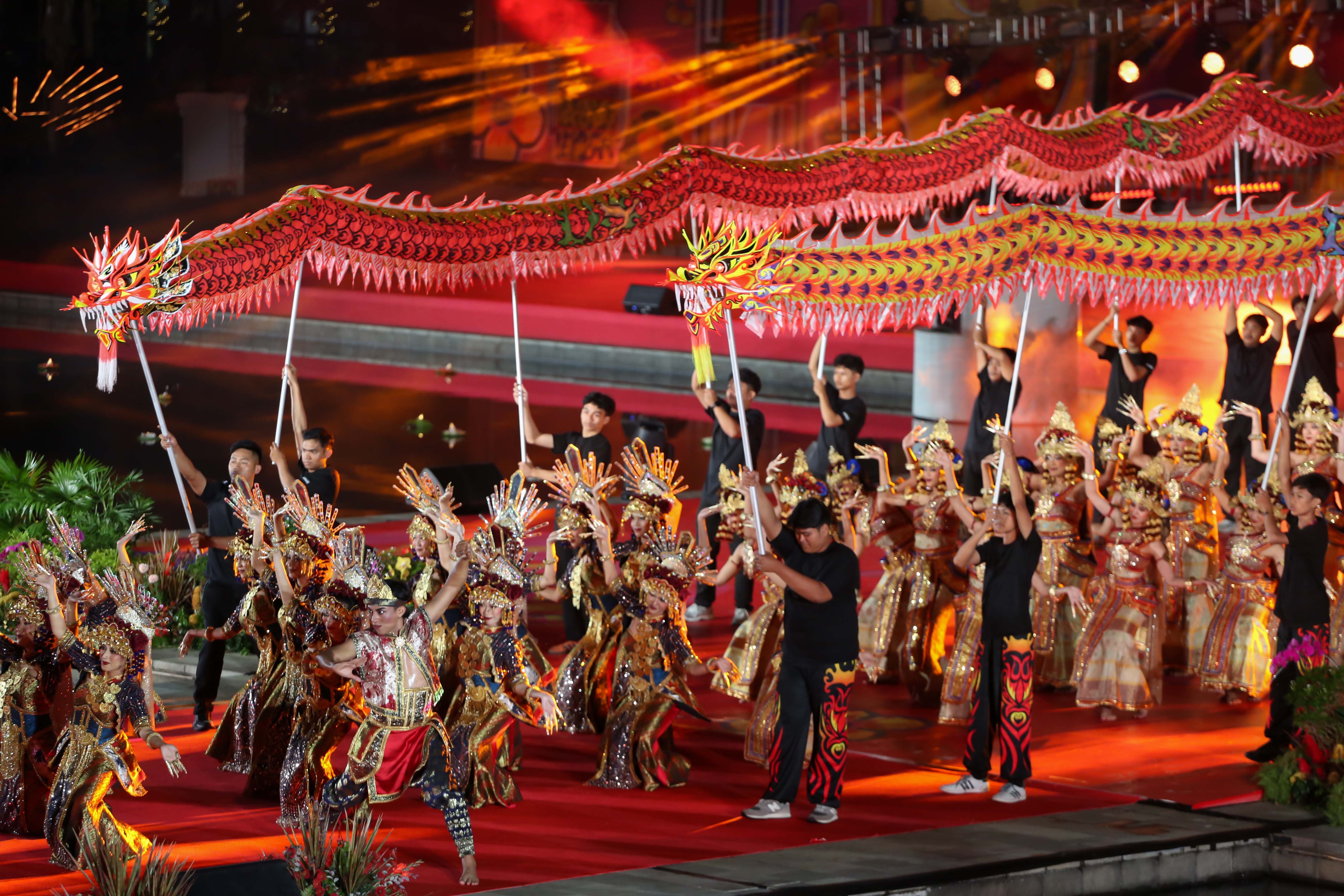 Atraksi liong pada puncak perayaan Imlek Festival 2577 di Lapangan Banteng, Jakarta Pusat, Sabtu (28/2/2026). Bertajuk \