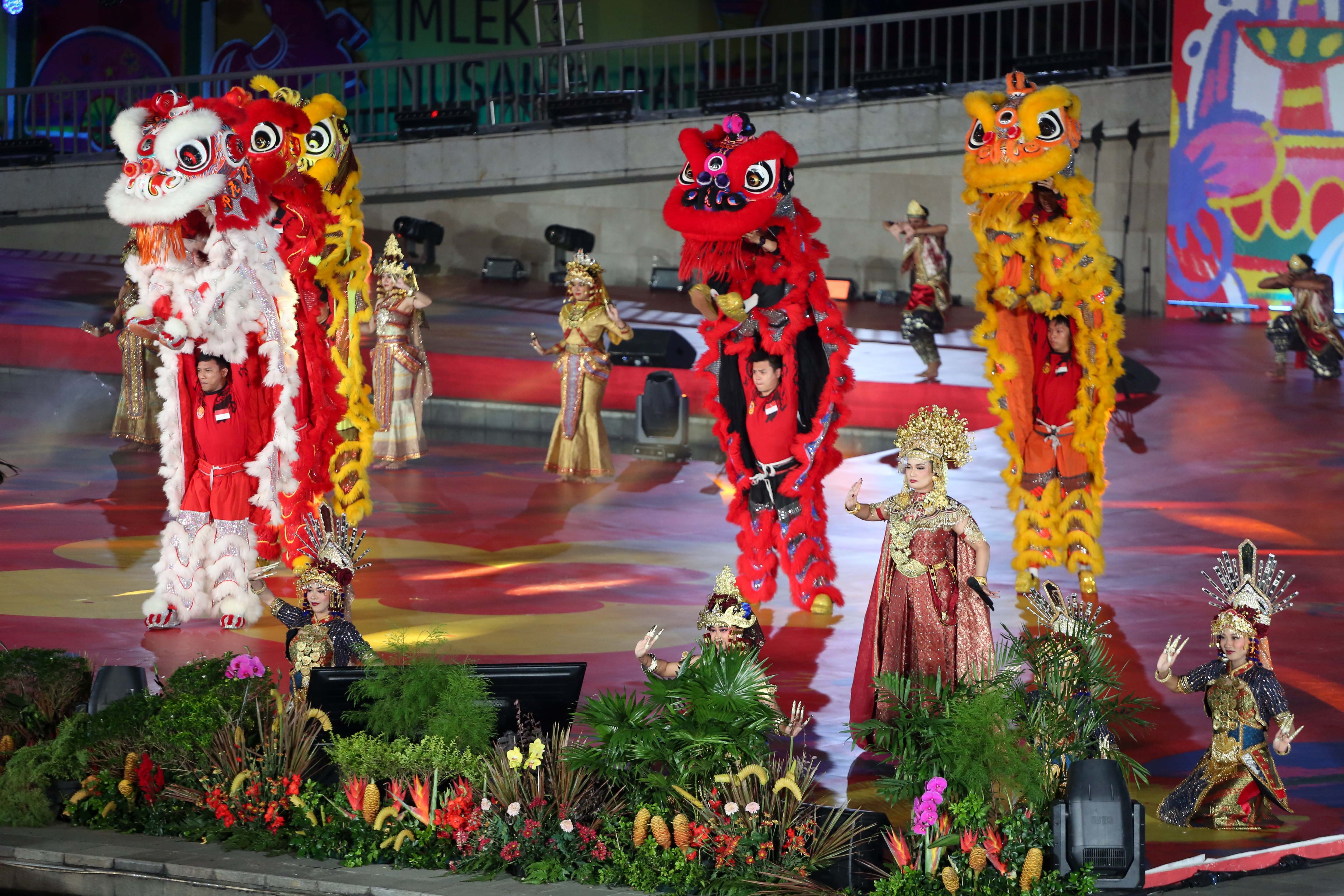 Atraksi barongsai pada puncak perayaan Imlek Festival 2577 di Lapangan Banteng, Jakarta Pusat, Sabtu (28/2/2026). Bertajuk \