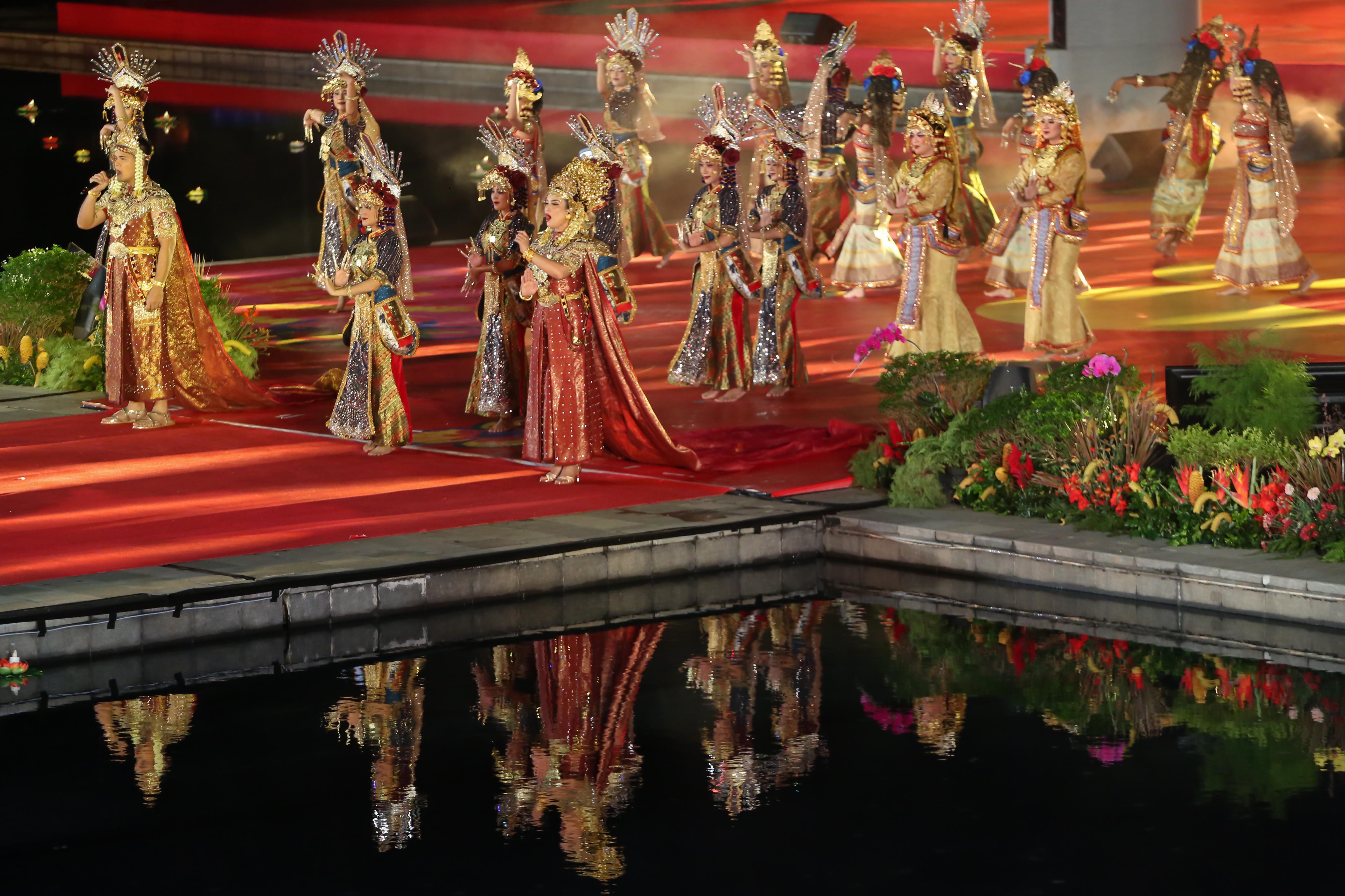 Penari menampilkan tarian tradisional pada puncak perayaan Imlek Festival 2577 di Lapangan Banteng, Jakarta Pusat, Sabtu (28/2/2026). Bertajuk \