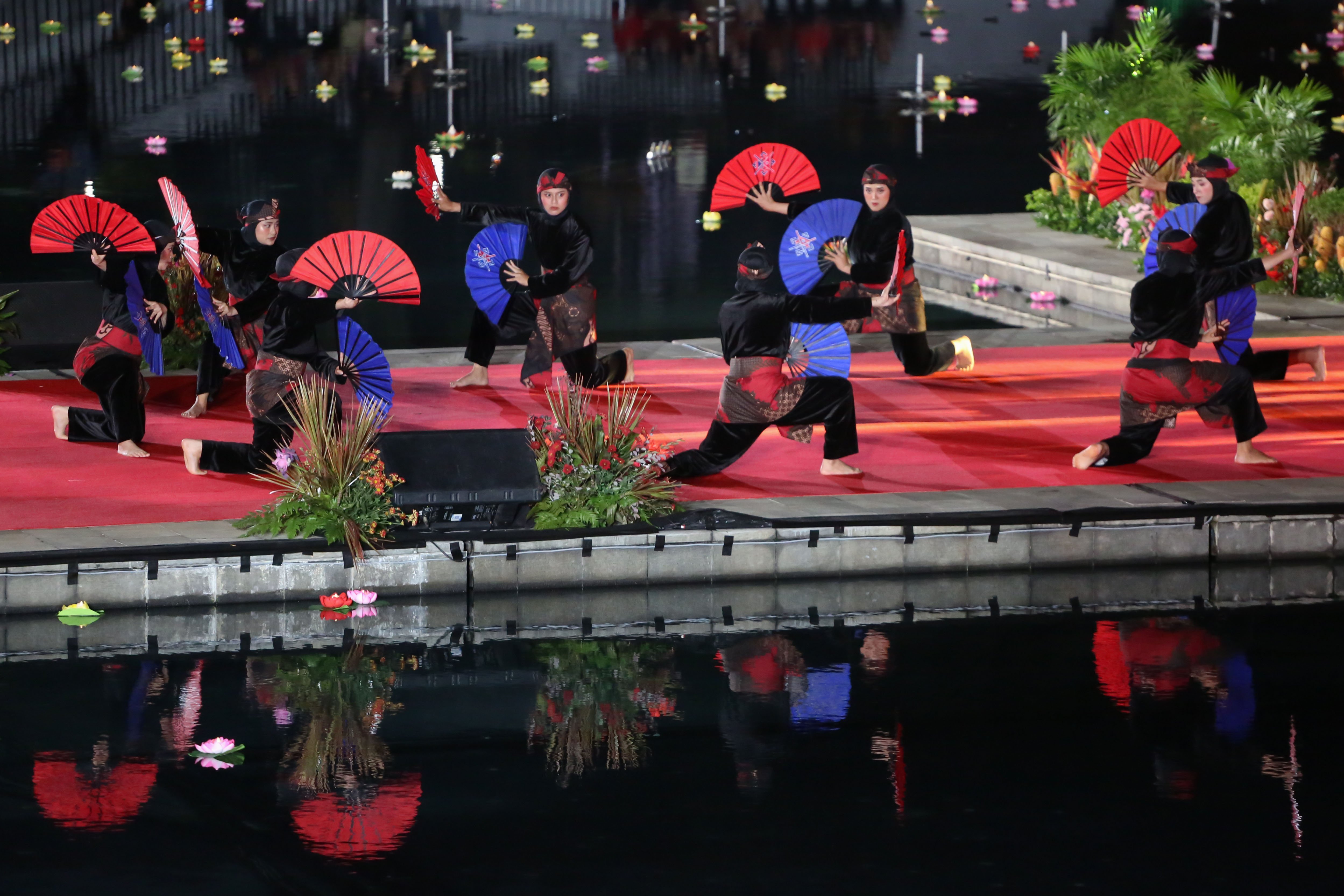 Pertunjukkan seni bela diri Pencak Silat pada puncak perayaan Imlek Festival 2577 di Lapangan Banteng, Jakarta Pusat, Sabtu (28/2/2026). Bertajuk \