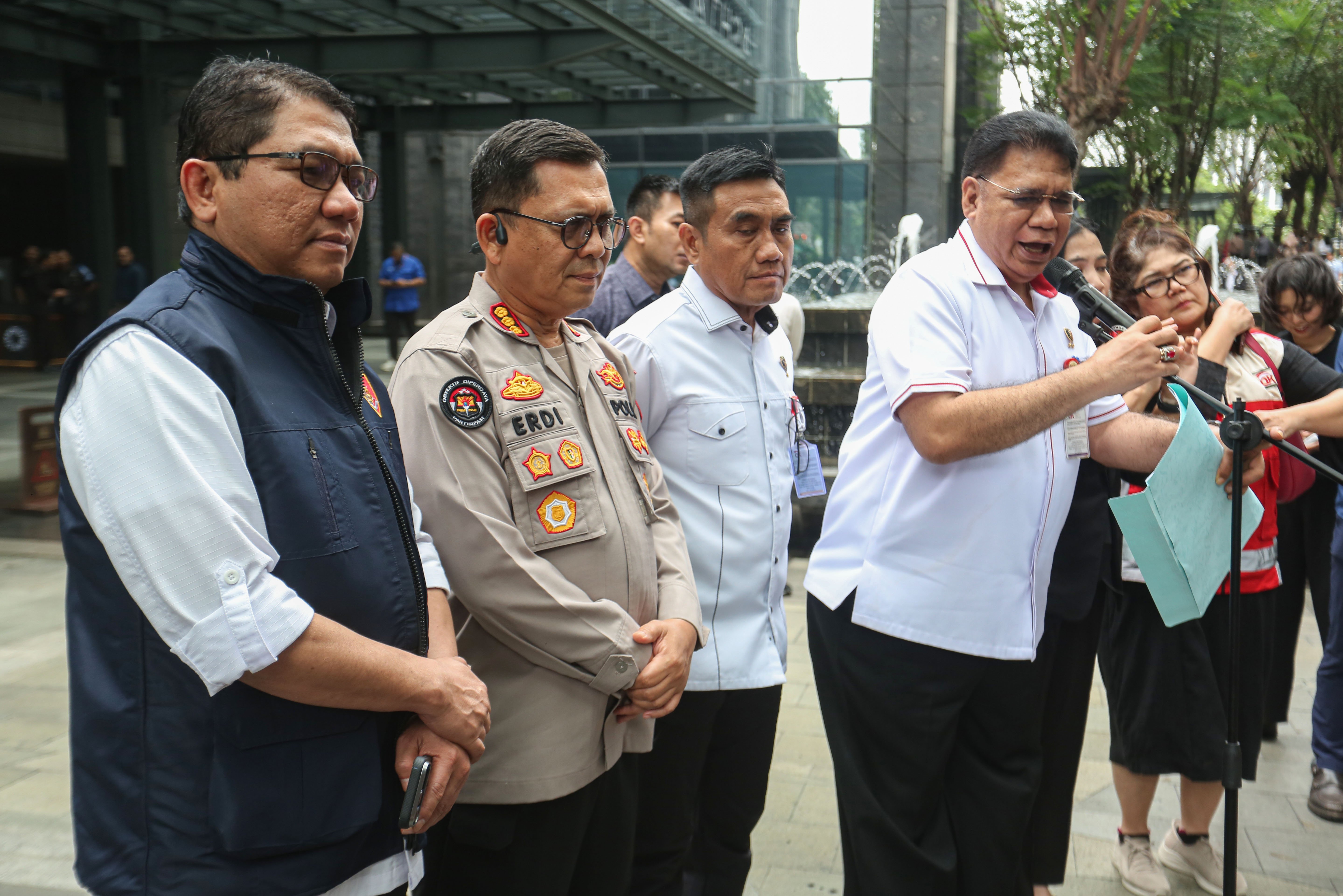 Penyidik Kelompok Penyidik Sektor Jasa Keuangan OJK, Daniel Bolly Hyronimus Tifaona (kedua kanan) dan Kabag Penum Divisi Humas Polri Kombes Pol. Erdi Adrimulan Chaniago (kedua kiri) menyampaikan keterangan usai menggeledah kantor perusahaan sekuritas di Treasury Tower, Jakarta, Rabu (4/3/2026). OJK bersama Bareskrim Polri menggeledah kantor sekuritas berinisial PT MASI setelah menetapkan dua tersangka yakni AS dan M terkait transaksi semu saham dan perdagangan orang dalam atau insider trading.