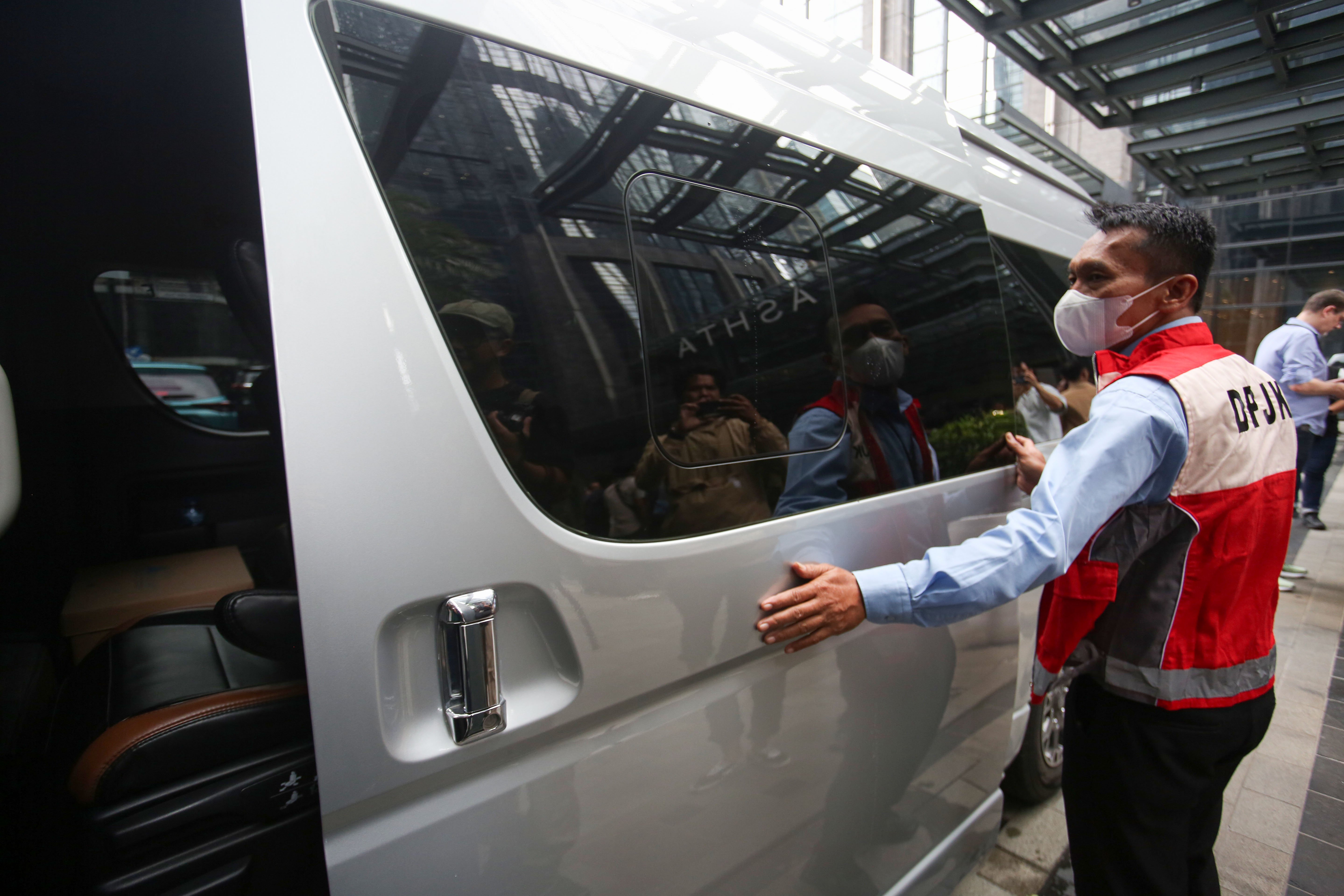 Tim penyidik Otoritas Jasa Keuangan (OJK) menutup pintu mobil yang membawa barang bukti usai menggeledah kantor pusat perusahaan sekuritas di Treasury Tower, SCBD, Jakarta, Rabu (4/3/2026). OJK bersama Bareskrim Polri menggeledah kantor sekuritas berinisial PT MASI setelah menetapkan dua tersangka yakni AS dan M terkait transaksi semu saham dan perdagangan orang dalam atau insider trading.