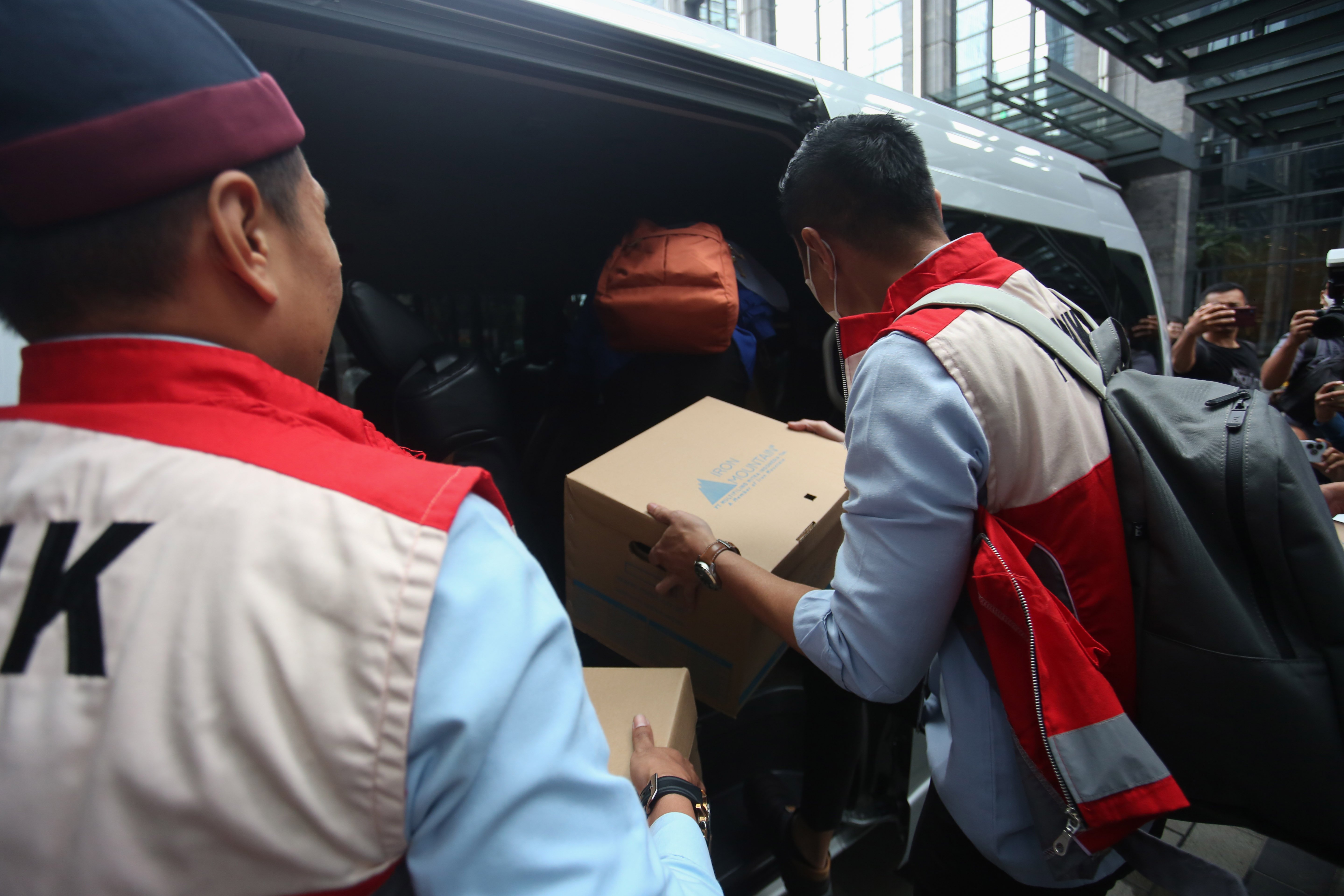Tim penyidik Otoritas Jasa Keuangan (OJK) membawa barang bukti usai menggeledah kantor pusat perusahaan sekuritas di Treasury Tower, SCBD, Jakarta, Rabu (4/3/2026). OJK bersama Bareskrim Polri menggeledah kantor sekuritas berinisial PT MASI setelah menetapkan dua tersangka yakni AS dan M terkait transaksi semu saham dan perdagangan orang dalam atau insider trading.