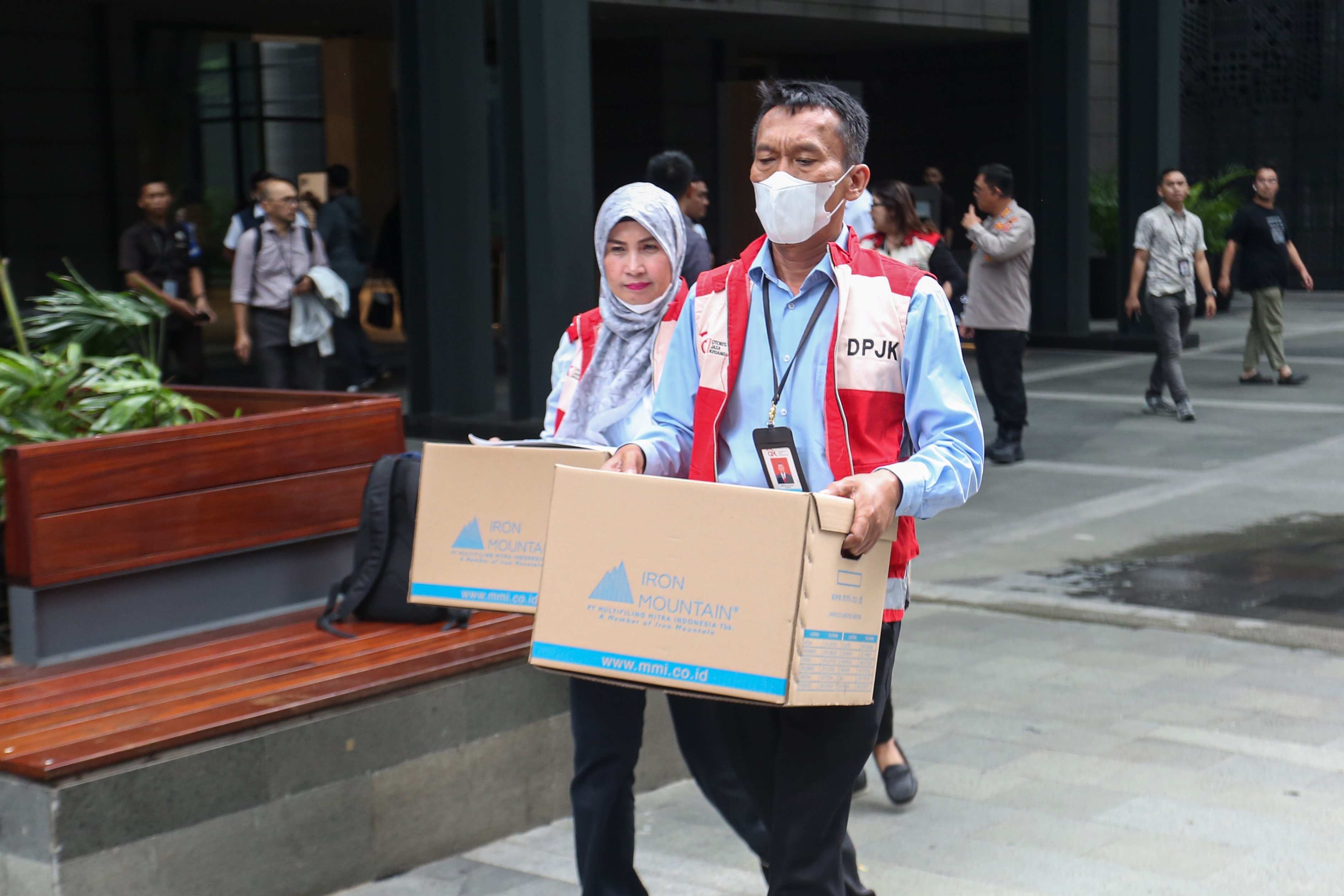 Tim penyidik Otoritas Jasa Keuangan (OJK) membawa barang bukti usai menggeledah kantor pusat perusahaan sekuritas di Treasury Tower, SCBD, Jakarta, Rabu (4/3/2026). OJK bersama Bareskrim Polri menggeledah kantor sekuritas berinisial PT MASI setelah menetapkan dua tersangka yakni AS dan M terkait transaksi semu saham dan perdagangan orang dalam atau insider trading.