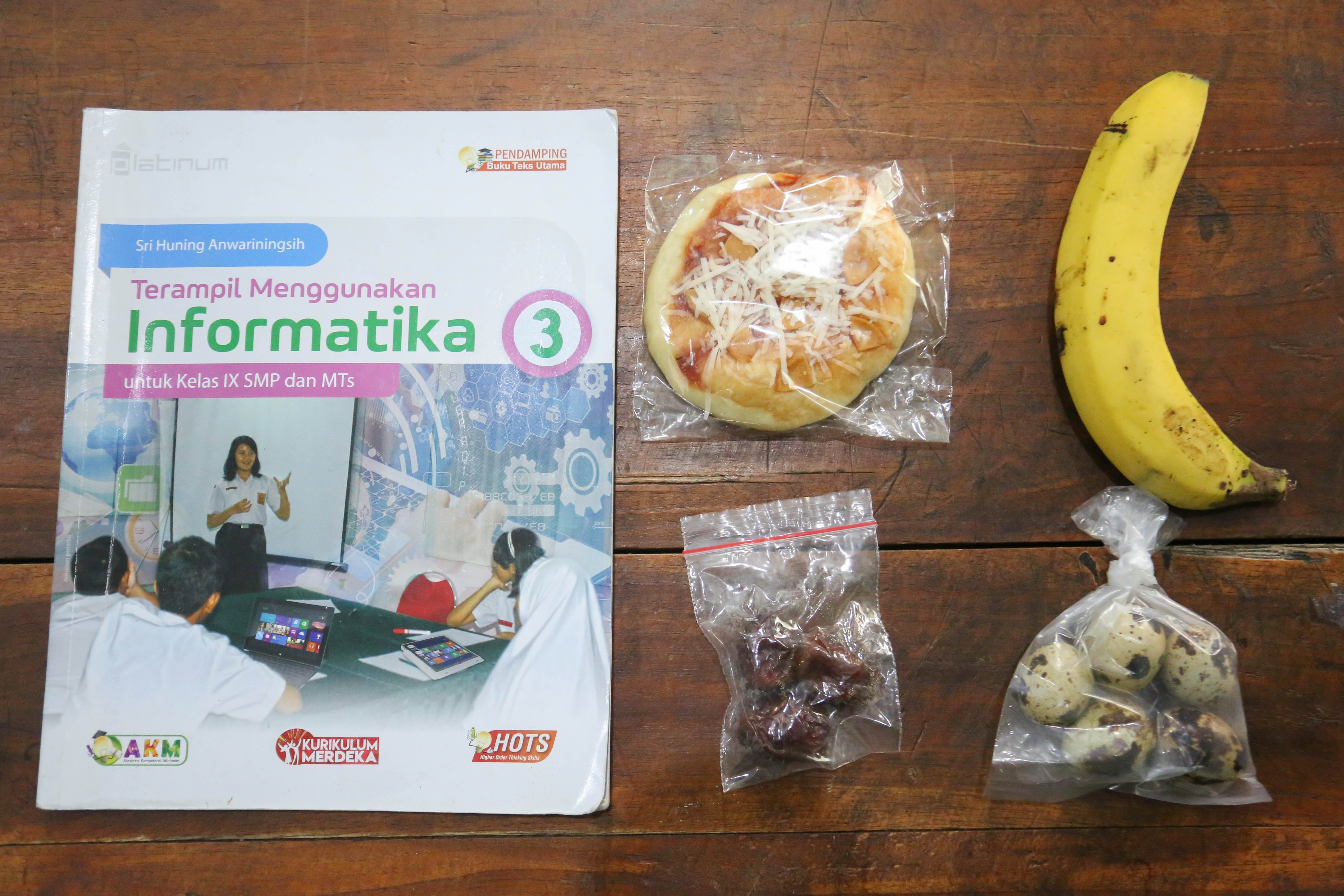 Makanan yang terdapat pada paket Makan Bergizi Gratis (MBG) yang dibagikan di MTs As-Syafi\'iyah 04 Jakarta, Rabu (4/3/2026). Pada bulan Ramadan siswa mendapatkan MBG untuk dimakan di rumah saat berbuka puasa dengan menu yang terdiri dari roti, buah pisang, kurma dan telur puyuh rebus.