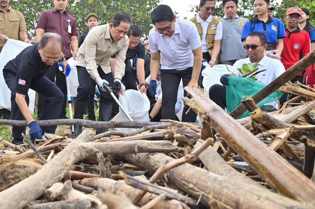 Aksi bersih sampah Pantai Jimbaran Bali