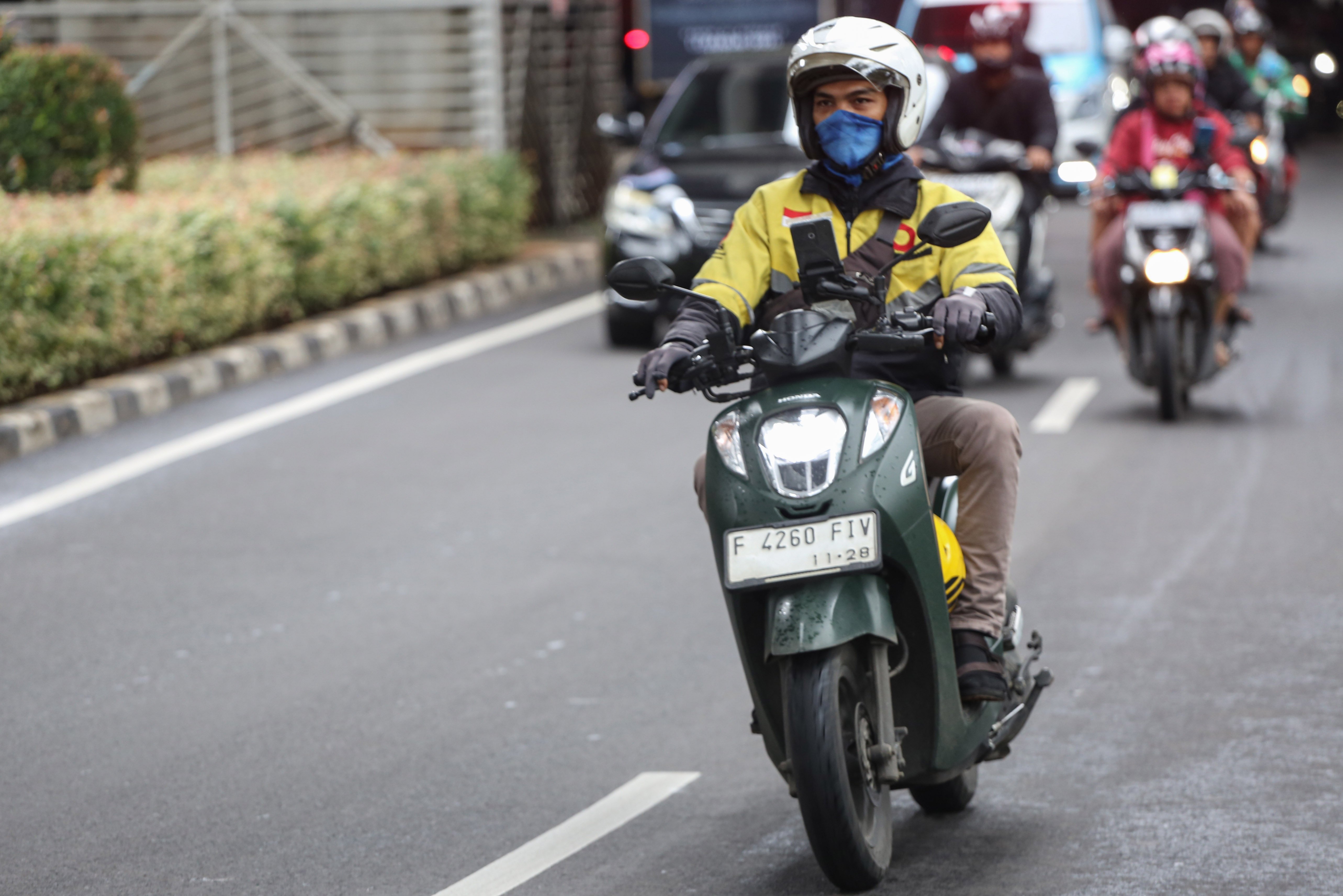 Pengemudi ojek online (ojol) melintas di Jalan Panglima Polim, Blok M, Jakarta, Kamis (5/3/2026). Pemerintah menetapkan besaran Bonus Hari Raya atau BHR untuk mitra pengemudi taksi online dan ojol yakni 25% dari rata-rata pendapatan bersih selama 12 bulan terakhir.