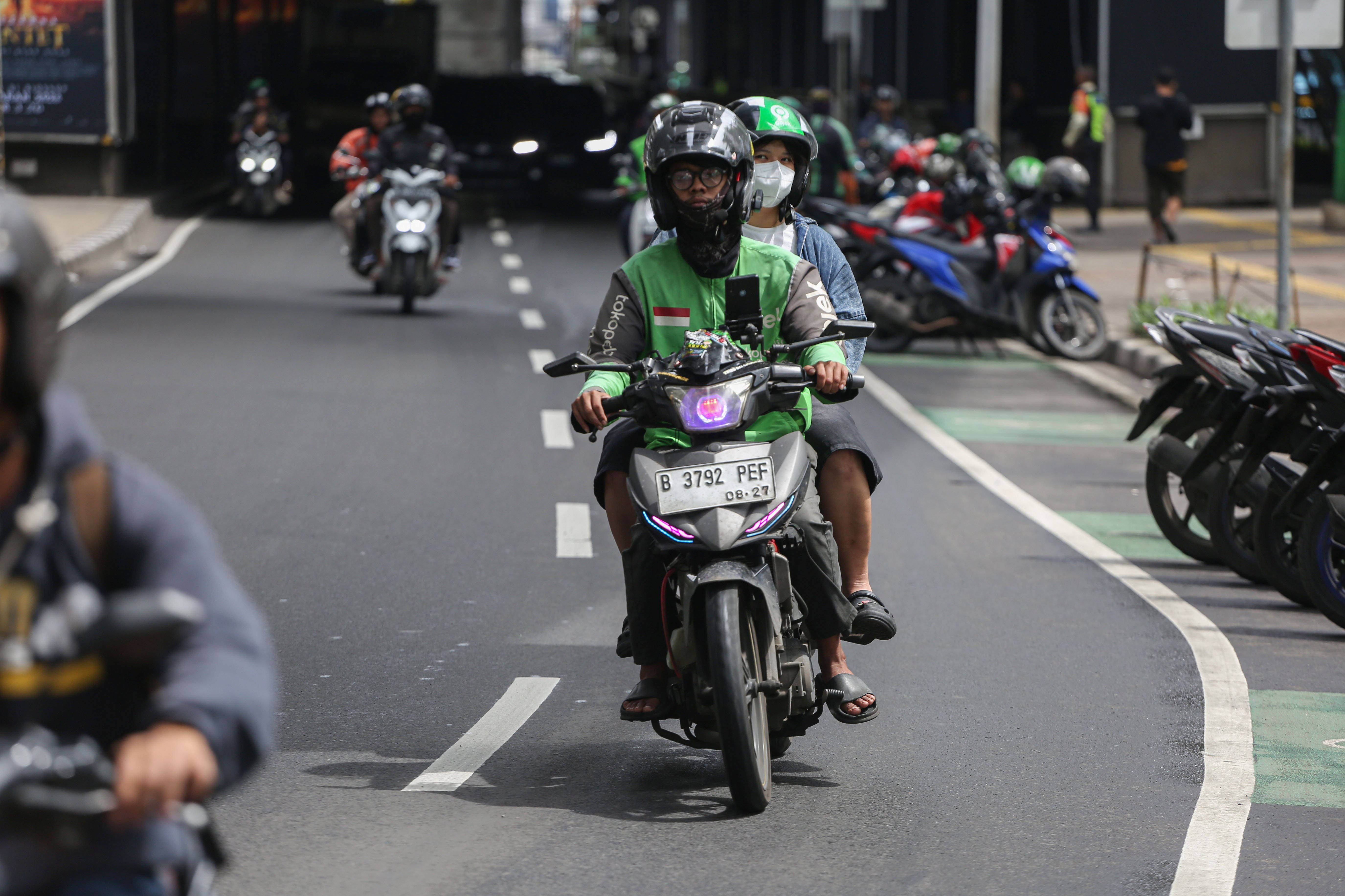 Pengemudi ojek online (ojol) membawa penumpang di Jalan Panglima Polim, Blok M, Jakarta, Kamis (5/3/2026). Pemerintah menetapkan besaran Bonus Hari Raya atau BHR untuk mitra pengemudi taksi online dan ojol yakni 25% dari rata-rata pendapatan bersih selama 12 bulan terakhir.