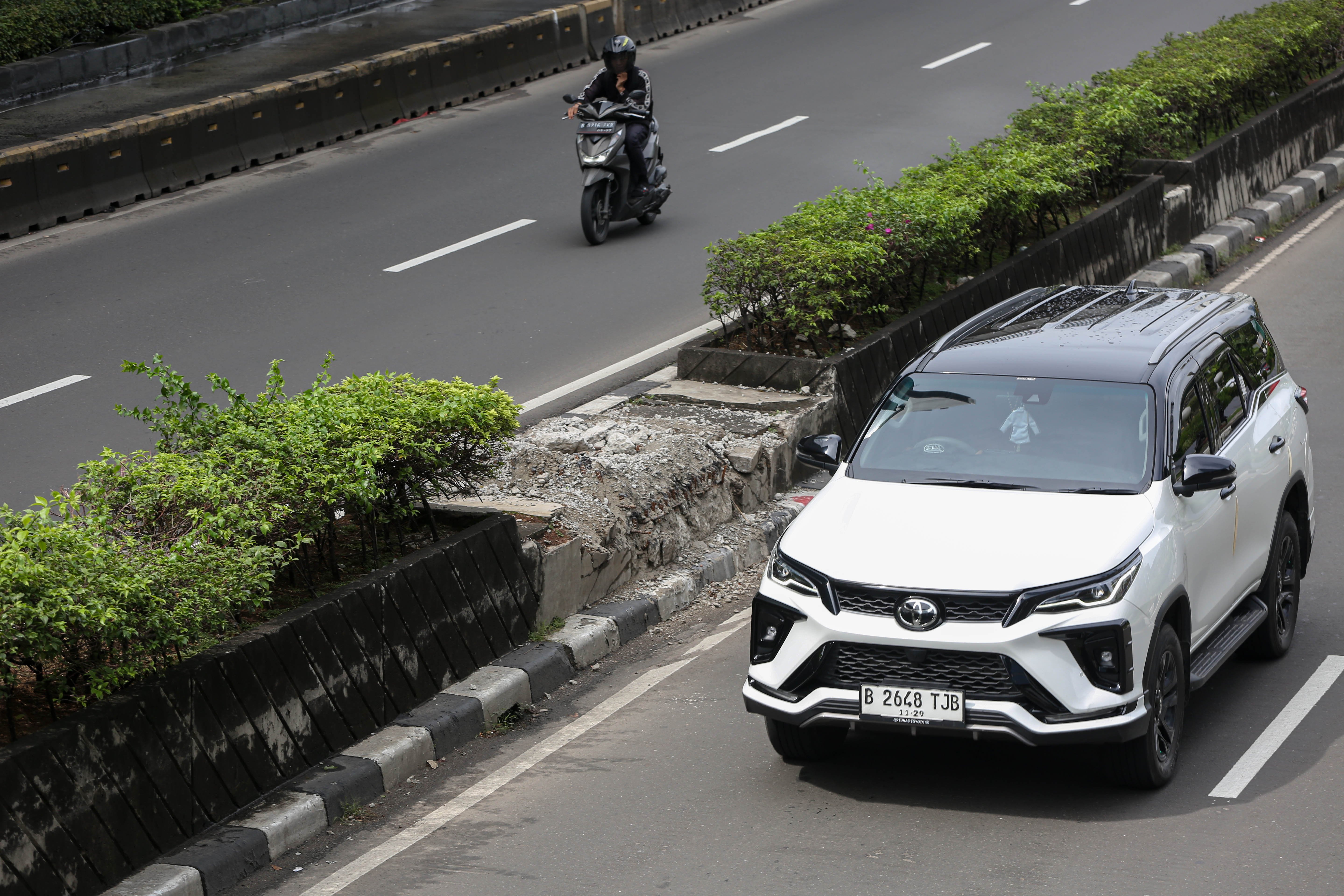 Pengendara melintas di dekat puing dari tiang monorel yang sudah dibongkar di Jalan H.R. Rasuna Said, Kuningan, Jakarta, Jumat (6/3/2026). Pemerintah Provinsi DKI Jakarta telah membongkar 109 tiang monorel yang mangkrak dan selanjutnya akan melakukan penataan dengan membangun ruas jalan, taman hingga pedestrian untuk meningkatkan keindahan kota dan mengurangi kemacetan yang kerap terjadi di kawasan tersebut.