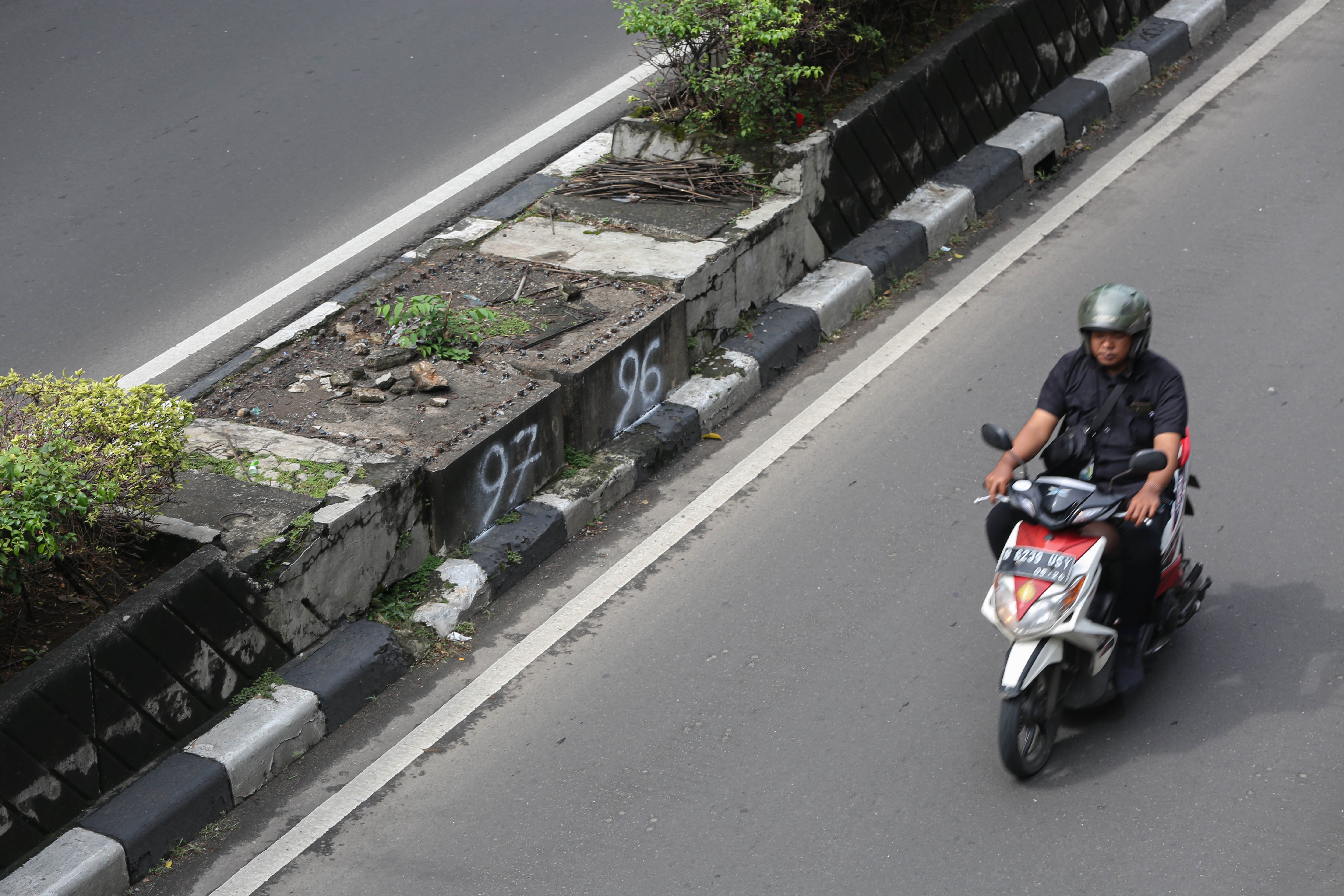 Pengendara melintas di dekat puing dari tiang monorel yang sudah dibongkar di Jalan H.R. Rasuna Said, Kuningan, Jakarta, Jumat (6/3/2026). Pemerintah Provinsi DKI Jakarta telah membongkar 109 tiang monorel yang mangkrak dan selanjutnya akan melakukan penataan dengan membangun ruas jalan, taman hingga pedestrian untuk meningkatkan keindahan kota dan mengurangi kemacetan yang kerap terjadi di kawasan tersebut.