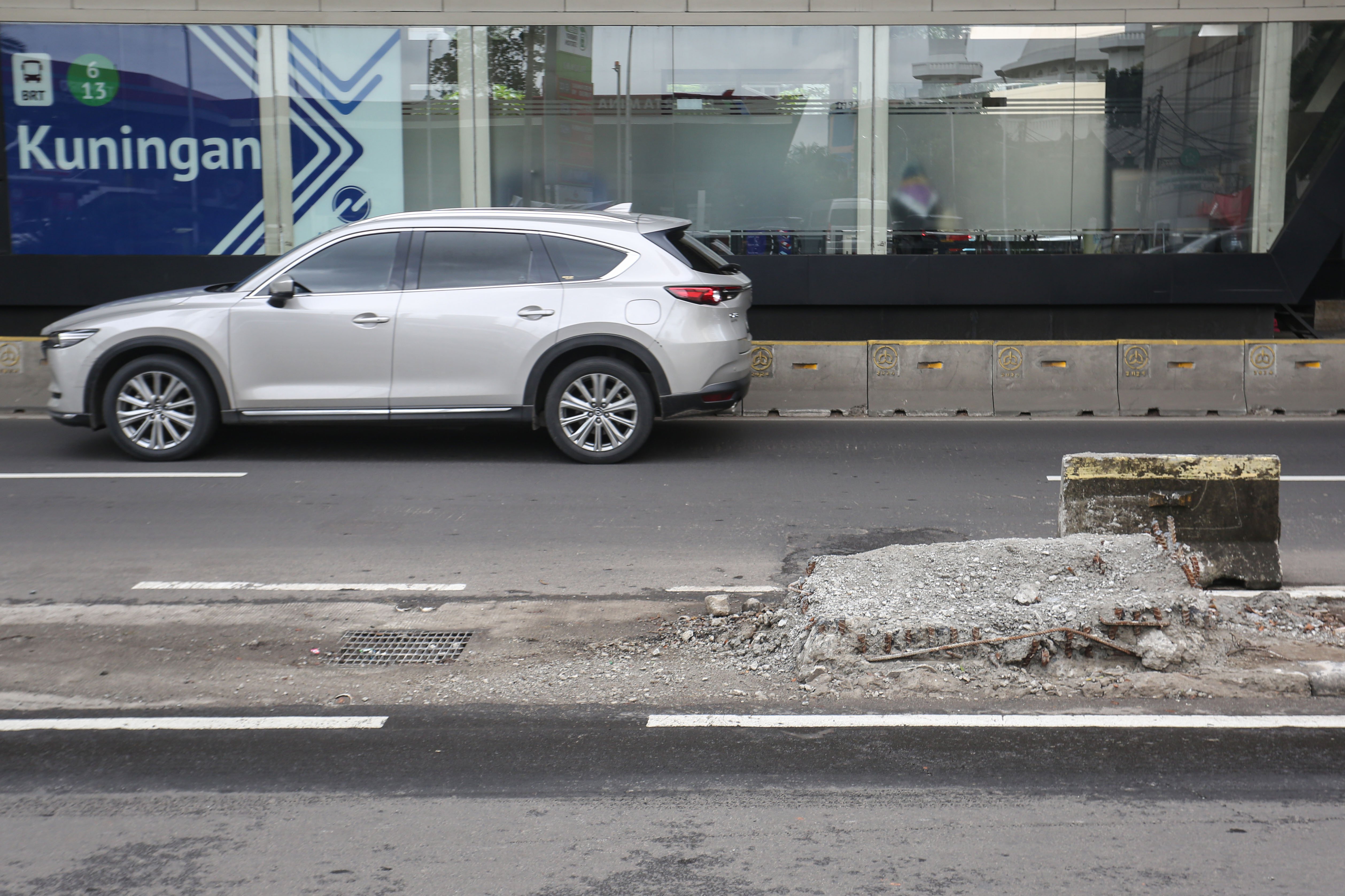 Pengendara melintas di dekat puing dari tiang monorel yang sudah dibongkar di Jalan H.R. Rasuna Said, Kuningan, Jakarta, Jumat (6/3/2026). Pemerintah Provinsi DKI Jakarta telah membongkar 109 tiang monorel yang mangkrak dan selanjutnya akan melakukan penataan dengan membangun ruas jalan, taman hingga pedestrian untuk meningkatkan keindahan kota dan mengurangi kemacetan yang kerap terjadi di kawasan tersebut.