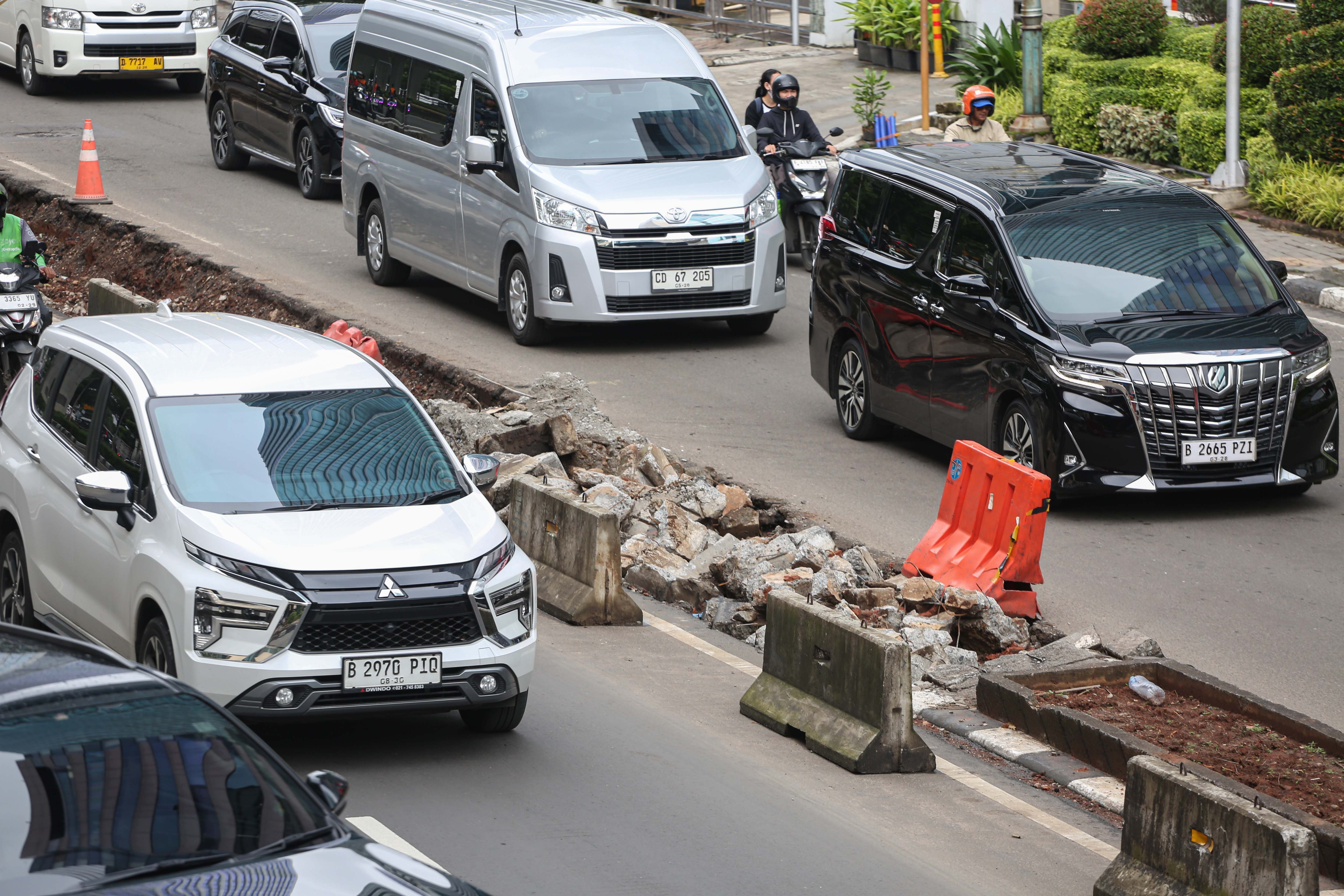 Pengendara melintas di dekat puing dari tiang monorel yang sudah dibongkar di Jalan H.R. Rasuna Said, Kuningan, Jakarta, Jumat (6/3/2026). Pemerintah Provinsi DKI Jakarta telah membongkar 109 tiang monorel yang mangkrak dan selanjutnya akan melakukan penataan dengan membangun ruas jalan, taman hingga pedestrian untuk meningkatkan keindahan kota dan mengurangi kemacetan yang kerap terjadi di kawasan tersebut.