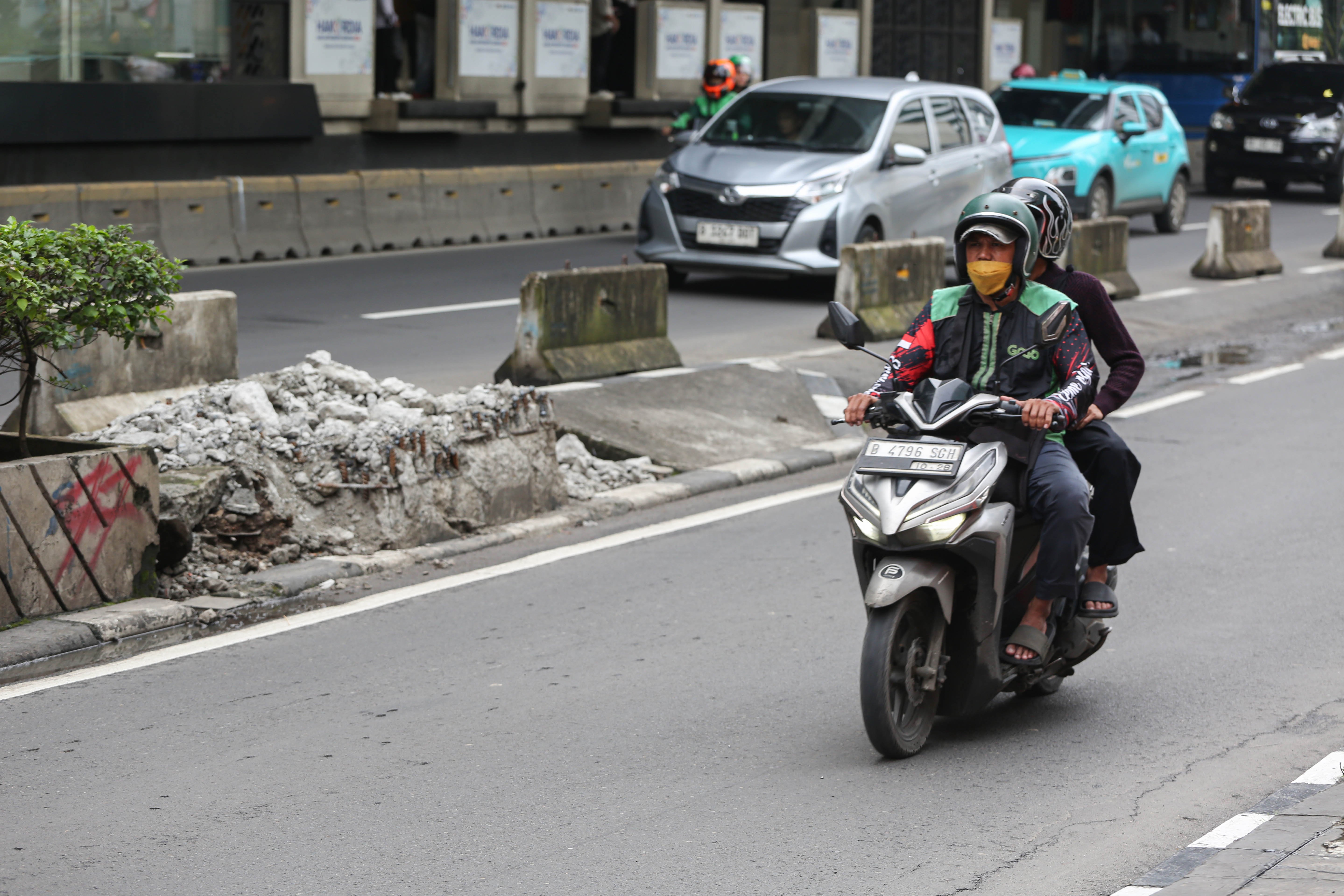 Pengendara melintas di dekat puing dari tiang monorel yang sudah dibongkar di Jalan H.R. Rasuna Said, Kuningan, Jakarta, Jumat (6/3/2026). Pemerintah Provinsi DKI Jakarta telah membongkar 109 tiang monorel yang mangkrak dan selanjutnya akan melakukan penataan dengan membangun ruas jalan, taman hingga pedestrian untuk meningkatkan keindahan kota dan mengurangi kemacetan yang kerap terjadi di kawasan tersebut.