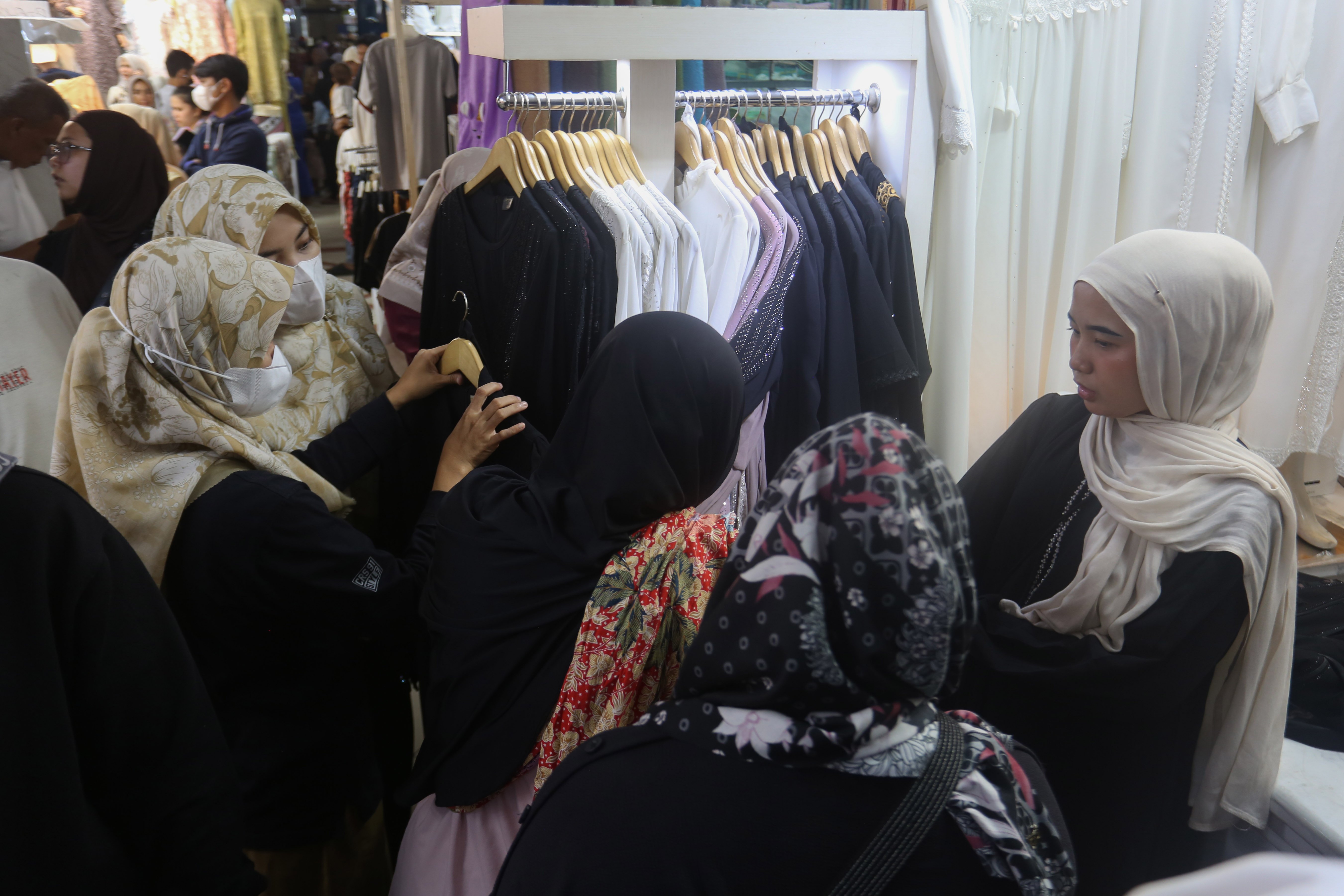 Calon pembeli melihat pakaian muslim yang dijual di Blok A Pasar Tanah Abang, Jakarta, Senin (9/3/2026). Sepuluh hari menjelang Idul Fitri 1447 Hijriah, pusat tekstil terbesar di Asia Tenggara ini terpantau mulai dipadati oleh sejumlah warga yang hendak berburu busana untuk dikenakan pada saat Hari Raya.