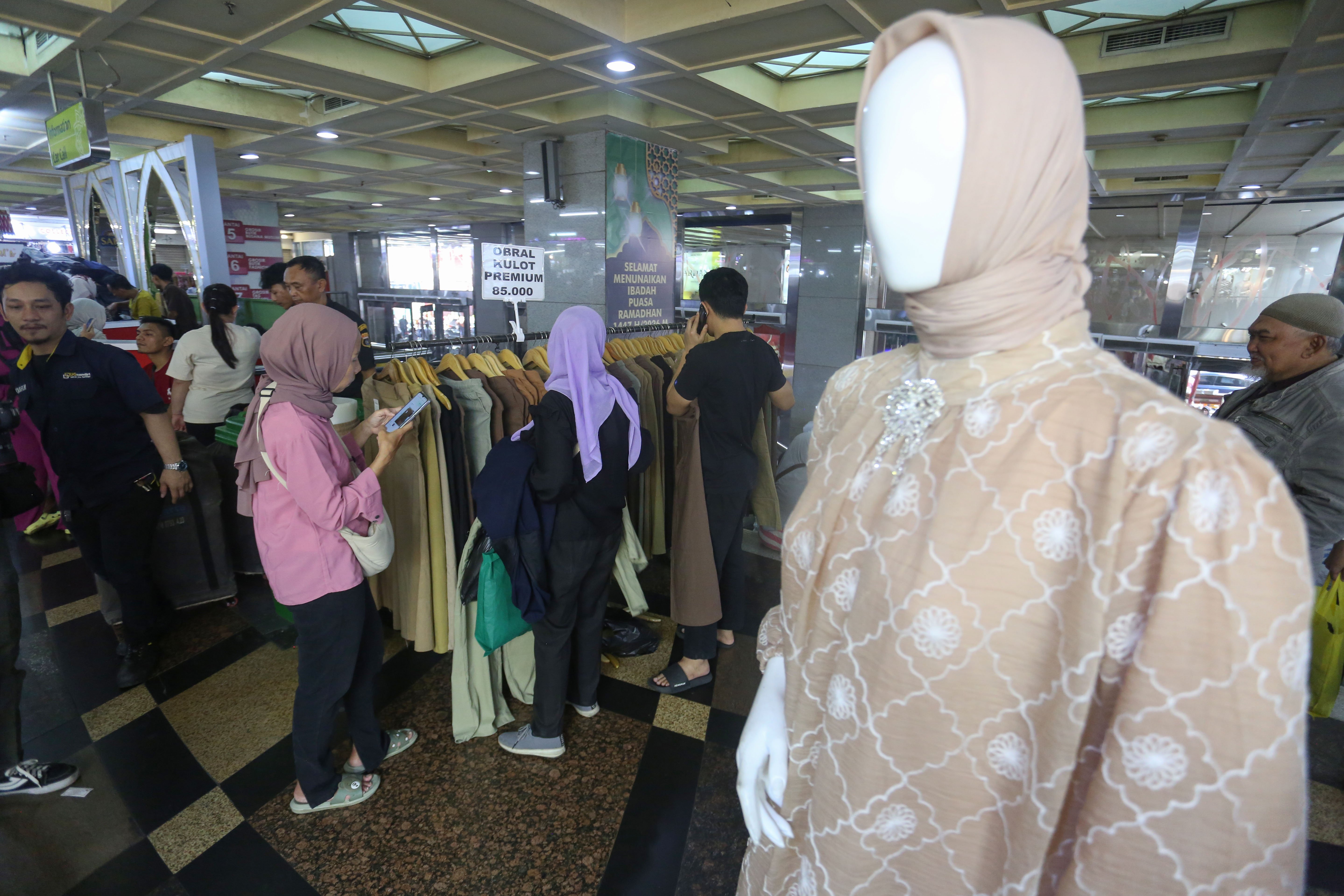 Calon pembeli melihat pakaian muslim yang dijual di Blok A Pasar Tanah Abang, Jakarta, Senin (9/3/2026). Sepuluh hari menjelang Idul Fitri 1447 Hijriah, pusat tekstil terbesar di Asia Tenggara ini terpantau mulai dipadati oleh sejumlah warga yang hendak berburu busana untuk dikenakan pada saat Hari Raya.