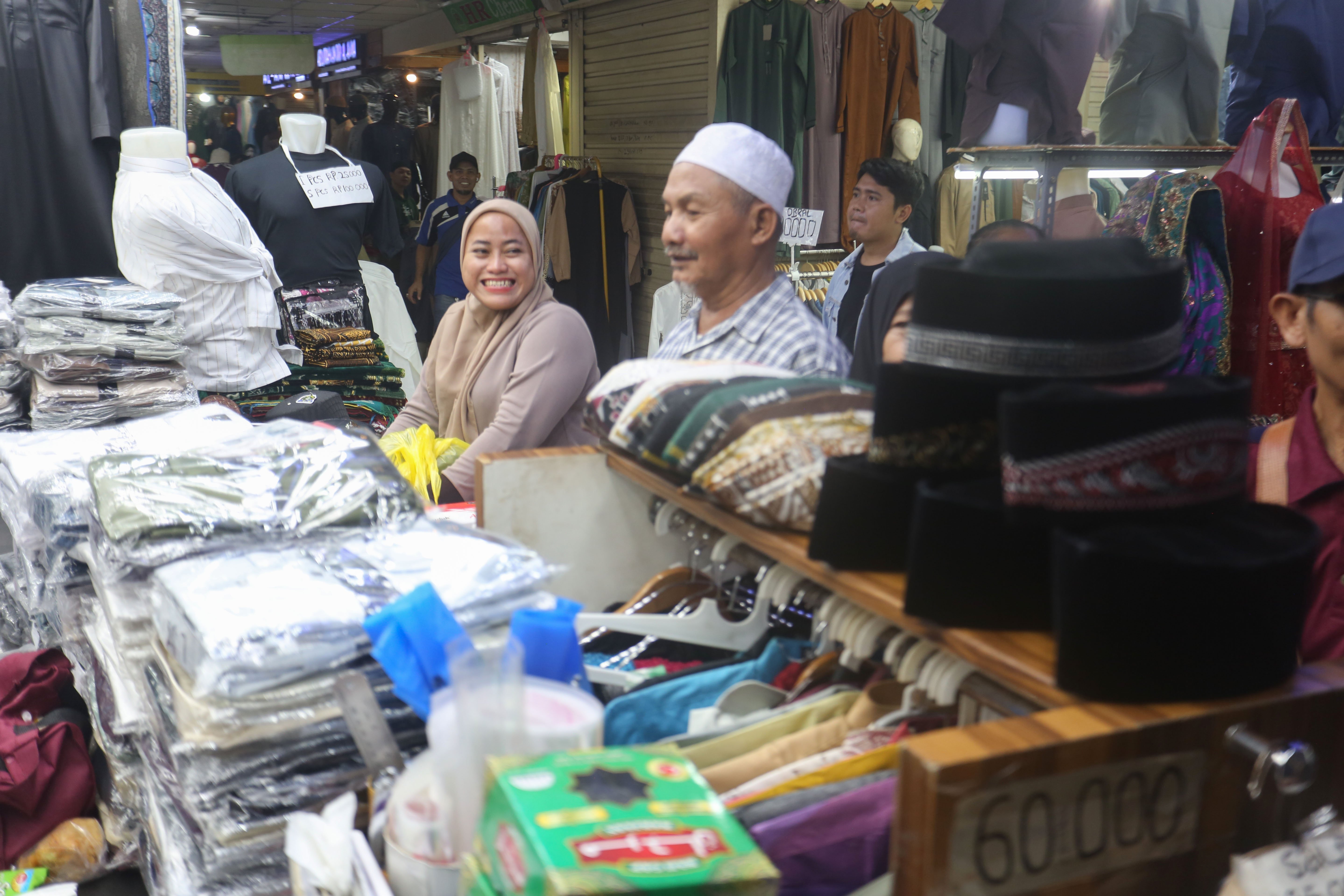 Calon pembeli melihat pakaian muslim yang dijual di Blok A Pasar Tanah Abang, Jakarta, Senin (9/3/2026). Sepuluh hari menjelang Idul Fitri 1447 Hijriah, pusat tekstil terbesar di Asia Tenggara ini terpantau mulai dipadati oleh sejumlah warga yang hendak berburu busana untuk dikenakan pada saat Hari Raya.