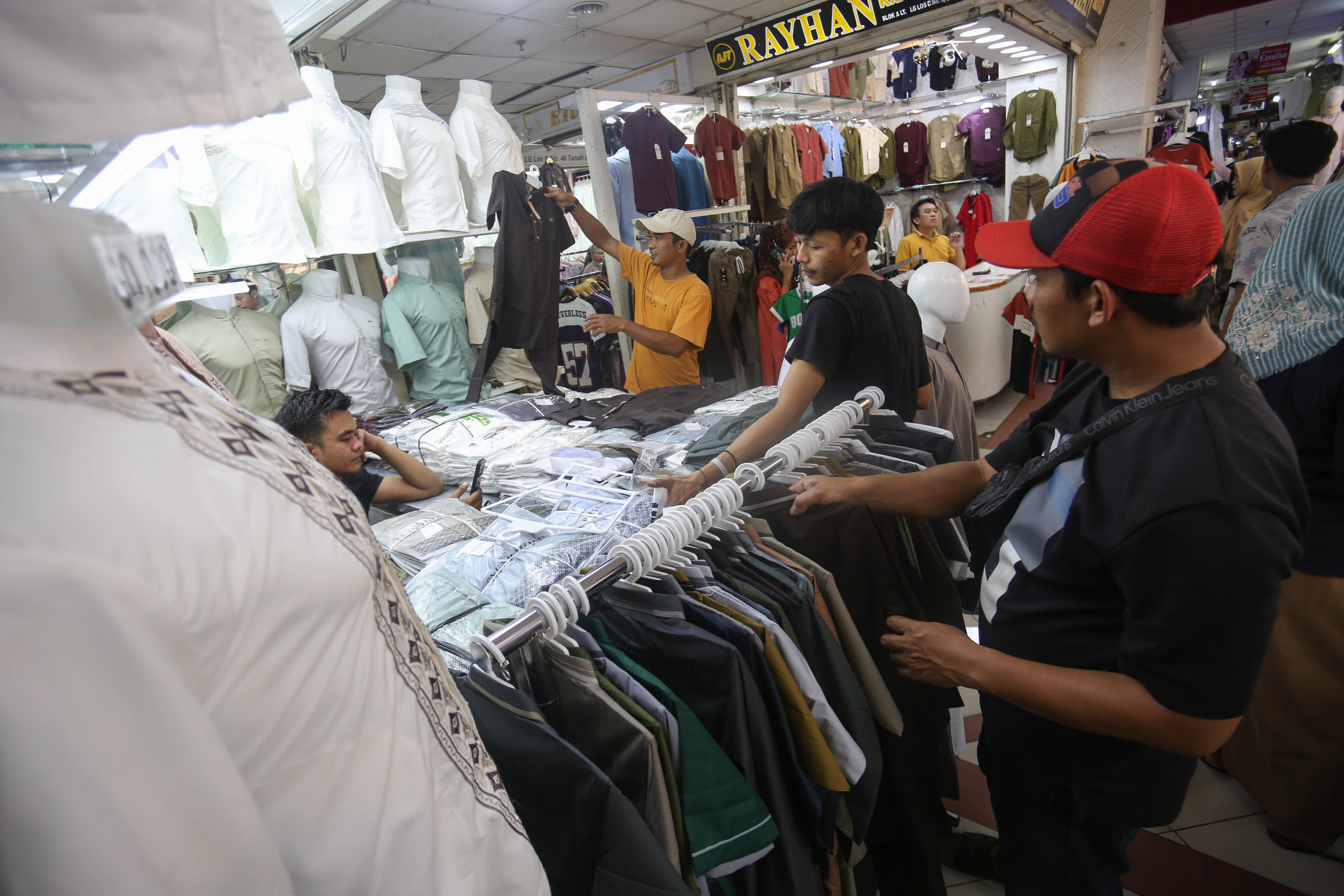 Calon pembeli melihat pakaian muslim yang dijual di Blok A Pasar Tanah Abang, Jakarta, Senin (9/3/2026). Sepuluh hari menjelang Idul Fitri 1447 Hijriah, pusat tekstil terbesar di Asia Tenggara ini terpantau mulai dipadati oleh sejumlah warga yang hendak berburu busana untuk dikenakan pada saat Hari Raya.