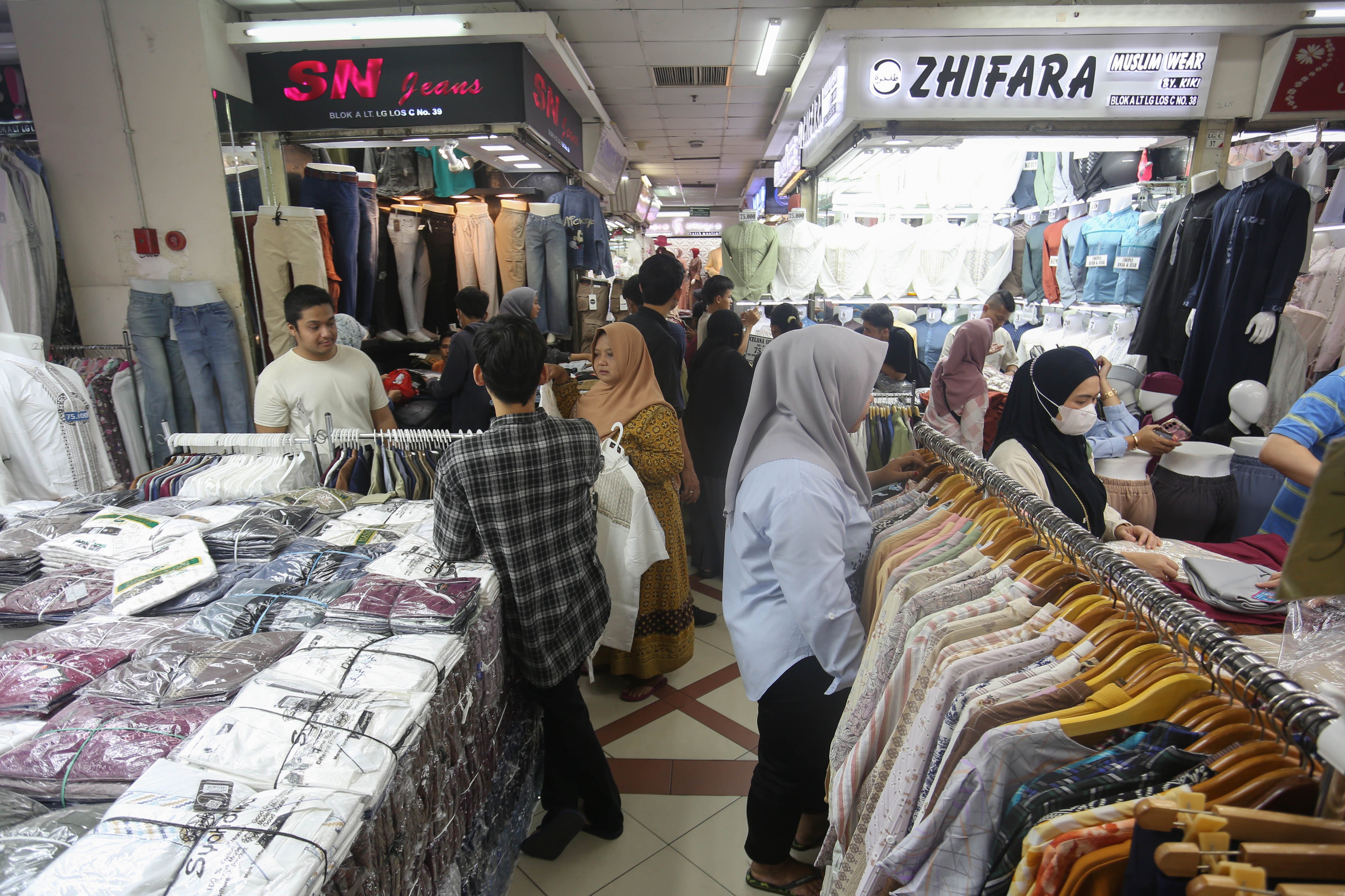 Calon pembeli melihat pakaian muslim yang dijual di Blok A Pasar Tanah Abang, Jakarta, Senin (9/3/2026). Sepuluh hari menjelang Idul Fitri 1447 Hijriah, pusat tekstil terbesar di Asia Tenggara ini terpantau mulai dipadati oleh sejumlah warga yang hendak berburu busana untuk dikenakan pada saat Hari Raya.