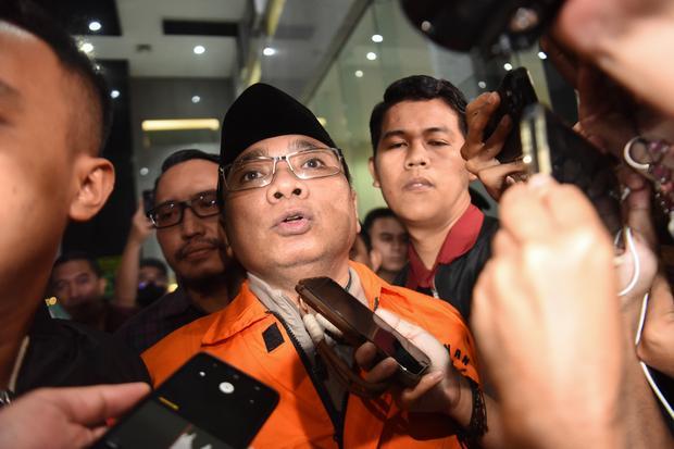 Tersangka kasus dugaan korupsi kuota haji dan penyelenggaraan ibadah haji Yaqut Cholil Qoumas (tengah) mengenakan rompi tahanan usai menjalani pemeriksaan di Gedung Merah Putih KPK, Jakarta, Kamis (12/3/2026). KPK menahan mantan Menteri Agama periode 2020-2024 Yaqut Cholil Qoumas atas kasus dugaan korupsi kuota haji dan penyelenggaraan ibadah haji yang merugikan keuangan negara sekitar Rp622 miliar.