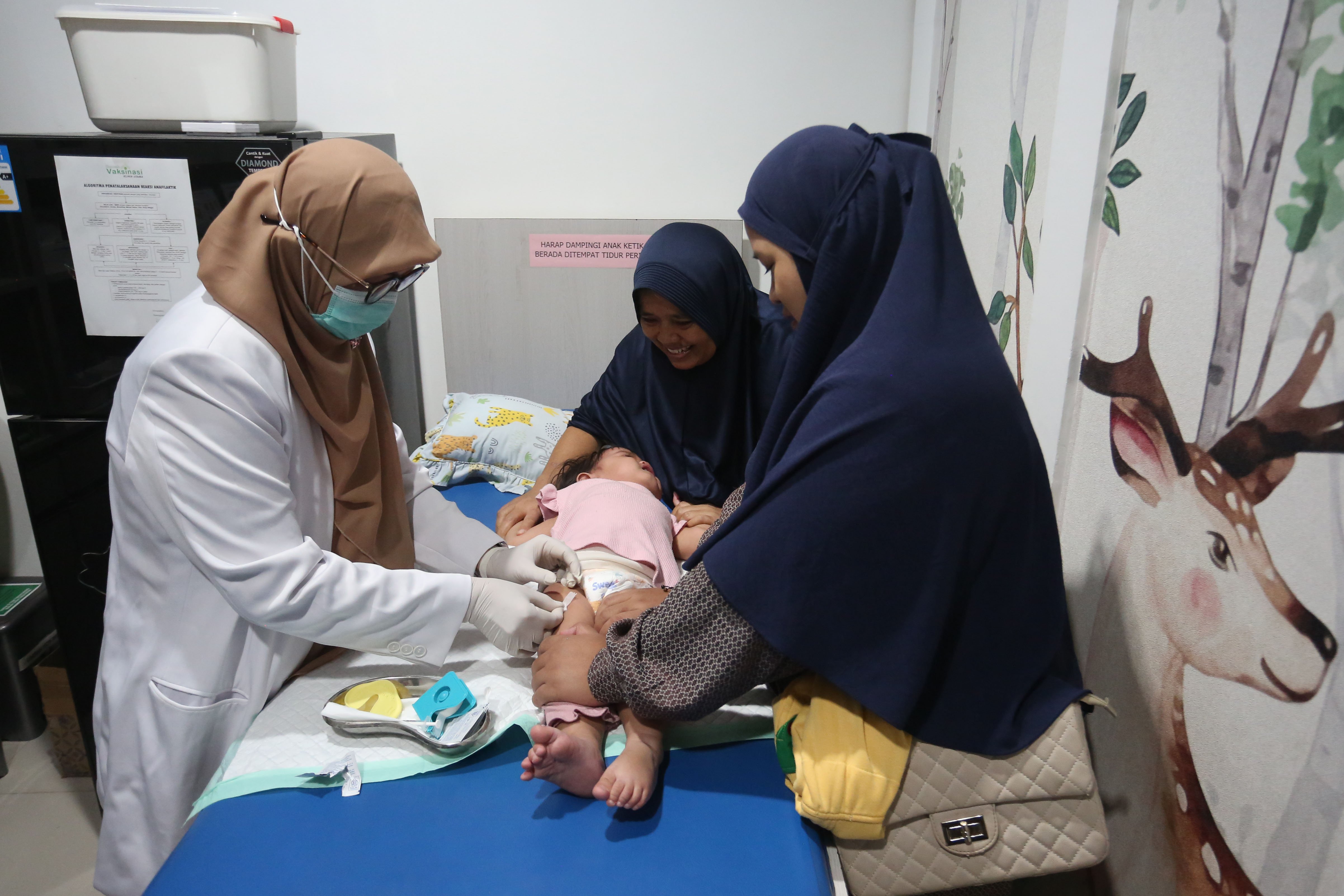 Dokter menyuntikkan vaksin MR (kombinasi campak dan rubella) kepada seorang anak pada program vaksinasi campak gratis di Rumah Vaksinasi Pusat, Kramat Jati, Jakarta Timur, Kamis (12/3/2026). Kegiatan yang ditujukan bagi anak usia 9 hingga 59 bulan atau anak usia di bawah lima tahun ini digelar sebagai langkah perlindungan optimal pada anak terhadap kasus campak yang dalam beberapa waktu terakhir menunjukkan peningkatan signifikan.