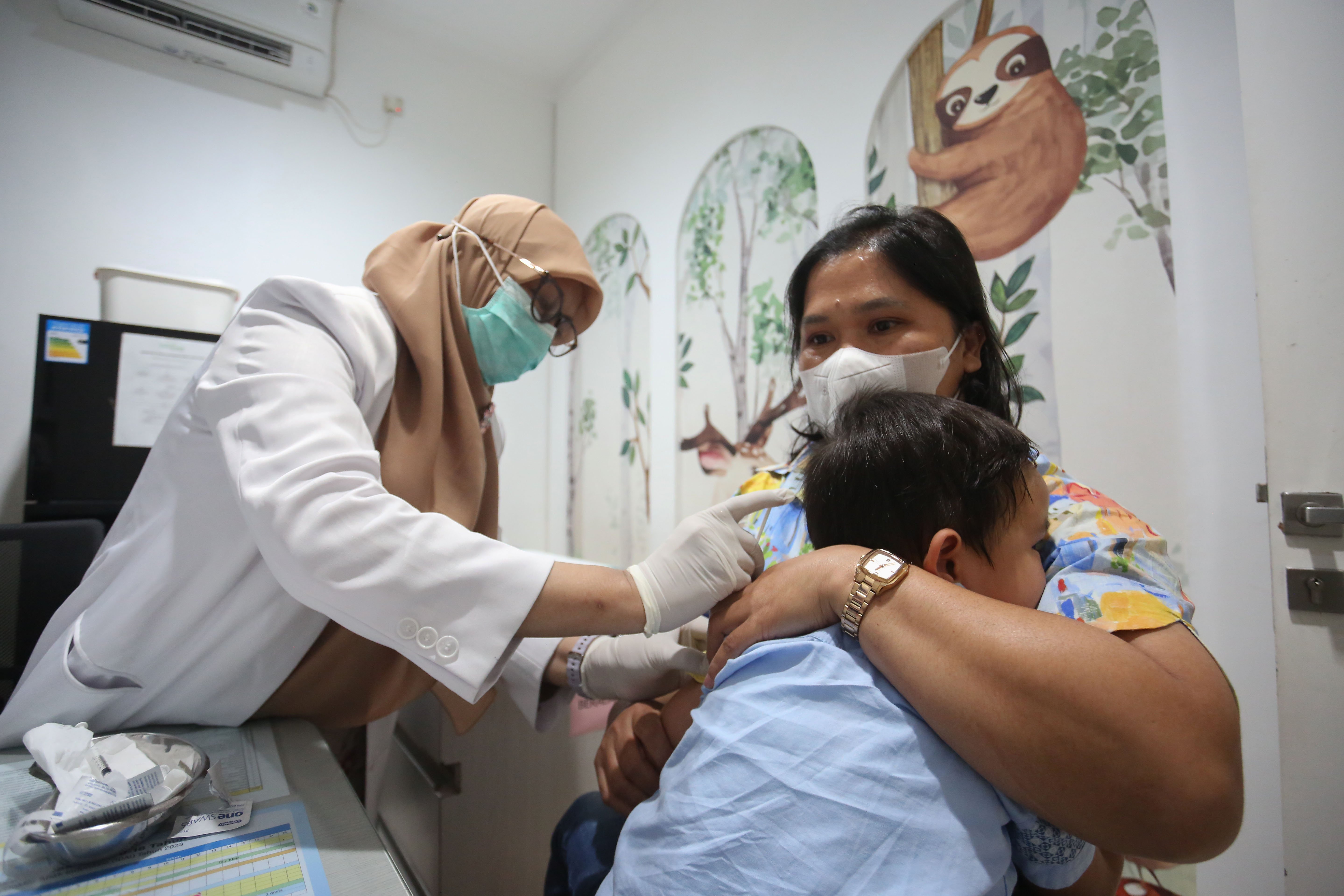 Orang tua mendampingi anaknya yang mengikuti program vaksinasi campak gratis di Rumah Vaksinasi Pusat, Kramat Jati, Jakarta Timur, Kamis (12/3/2026). Kegiatan yang ditujukan bagi anak usia 9 hingga 59 bulan atau anak usia di bawah lima tahun ini digelar sebagai langkah perlindungan optimal pada anak terhadap kasus campak yang dalam beberapa waktu terakhir menunjukkan peningkatan signifikan.