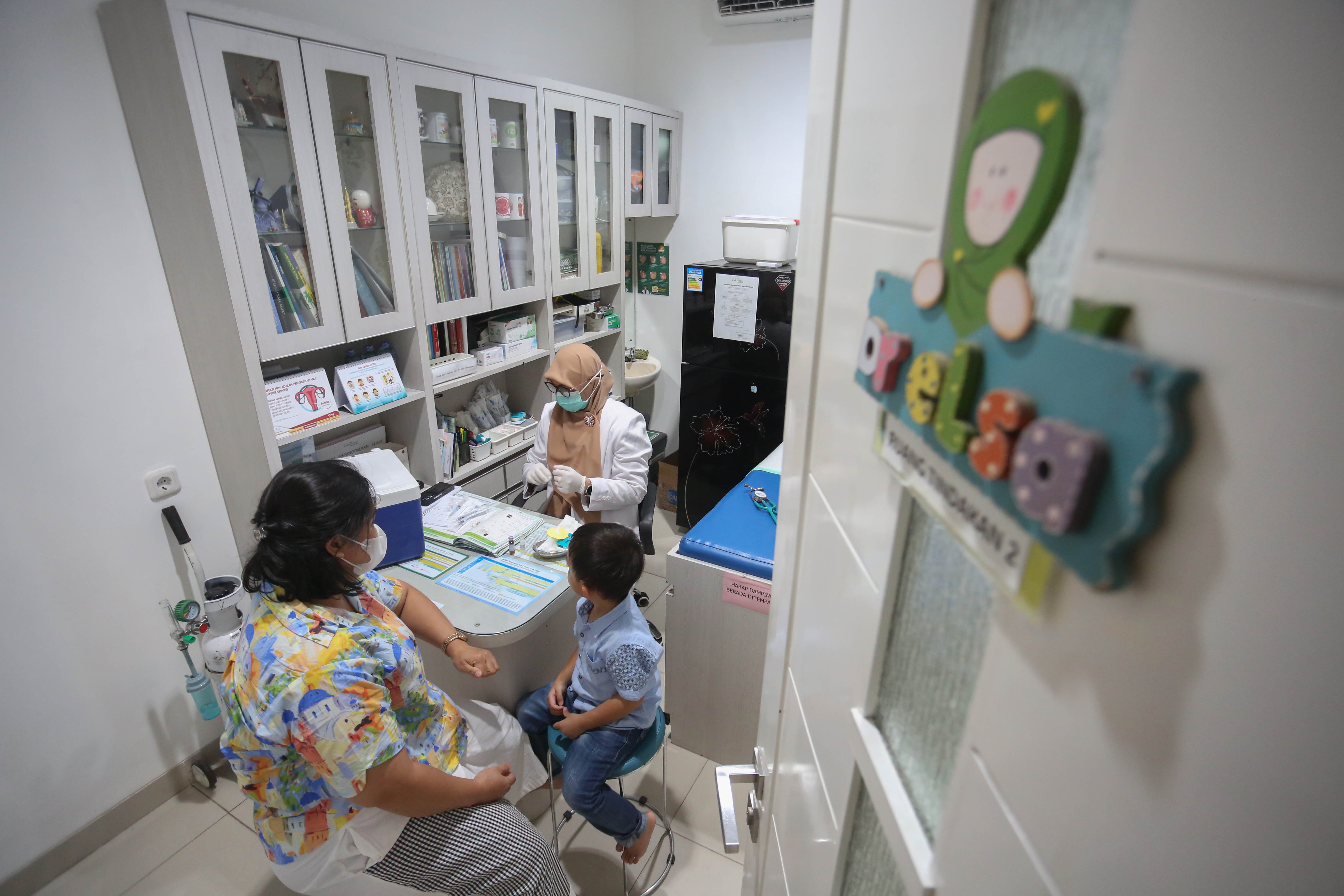 Orang tua mendampingi anaknya yang mengikuti program vaksinasi campak gratis di Rumah Vaksinasi Pusat, Kramat Jati, Jakarta Timur, Kamis (12/3/2026). Kegiatan yang ditujukan bagi anak usia 9 hingga 59 bulan atau anak usia di bawah lima tahun ini digelar sebagai langkah perlindungan optimal pada anak terhadap kasus campak yang dalam beberapa waktu terakhir menunjukkan peningkatan signifikan.