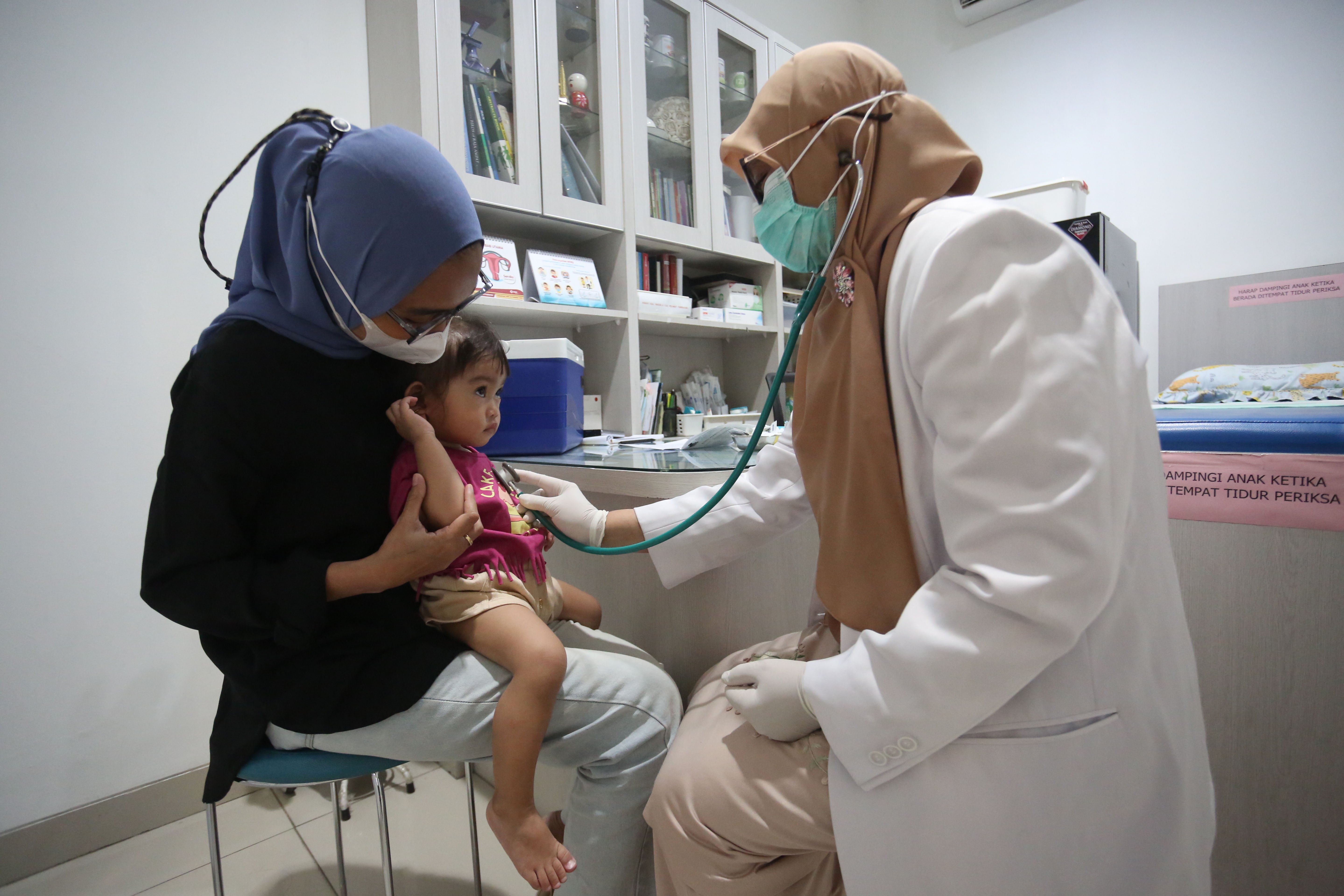 Dokter memeriksa detak jantung seorang anak yang mengikuti program vaksinasi campak gratis di Rumah Vaksinasi Pusat, Kramat Jati, Jakarta Timur, Kamis (12/3/2026). Kegiatan yang ditujukan bagi anak usia 9 hingga 59 bulan atau anak usia di bawah lima tahun ini digelar sebagai langkah perlindungan optimal pada anak terhadap kasus campak yang dalam beberapa waktu terakhir menunjukkan peningkatan signifikan.