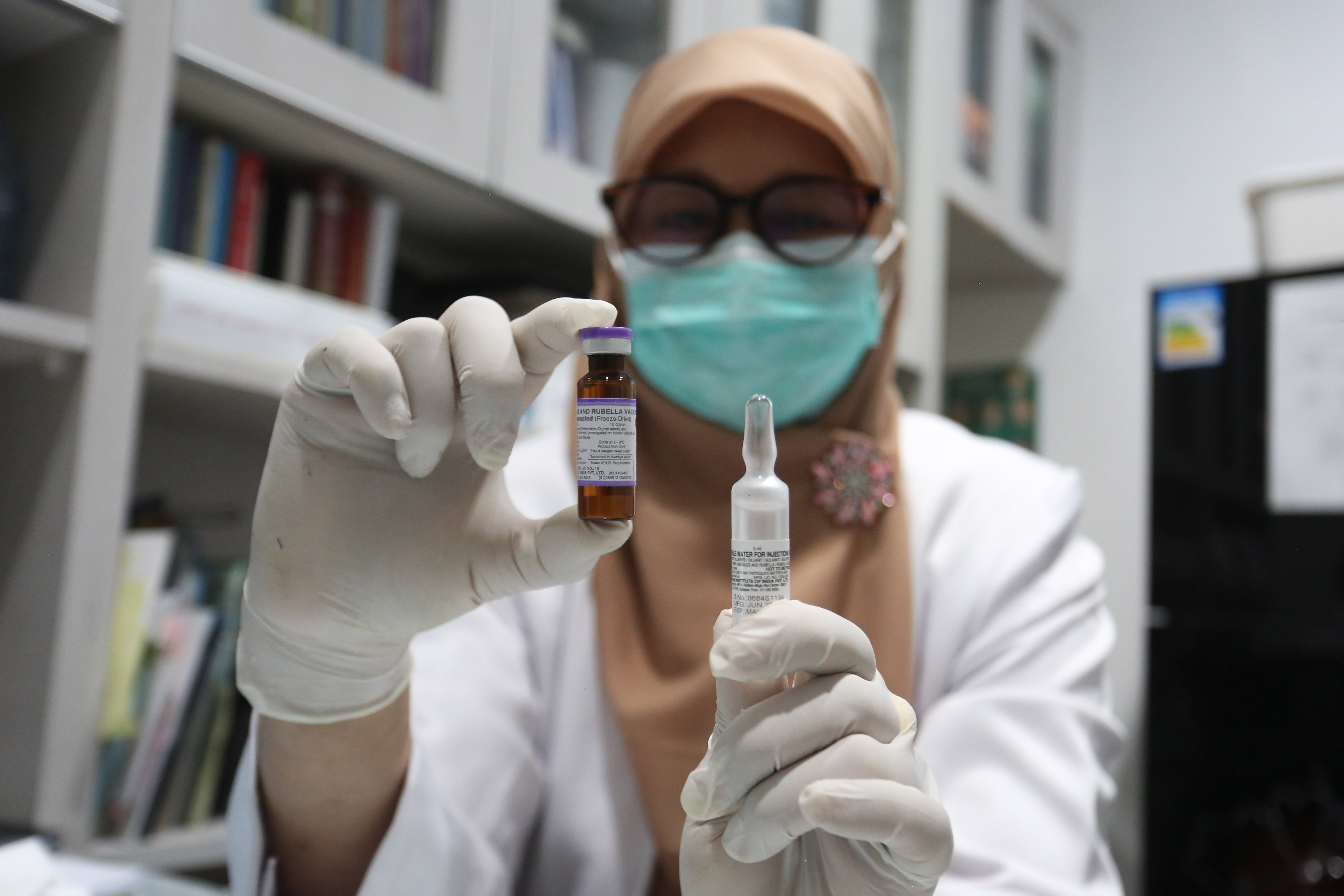 Dokter menunjukkan vaksin MR (kombinasi campak dan rubella) yang akan disuntikkan kepada anak pada program vaksinasi campak gratis di Rumah Vaksinasi Pusat, Kramat Jati, Jakarta Timur, Kamis (12/3/2026). Kegiatan yang ditujukan bagi anak usia 9 hingga 59 bulan atau anak usia di bawah lima tahun ini digelar sebagai langkah perlindungan optimal pada anak terhadap kasus campak yang dalam beberapa waktu terakhir menunjukkan peningkatan signifikan.