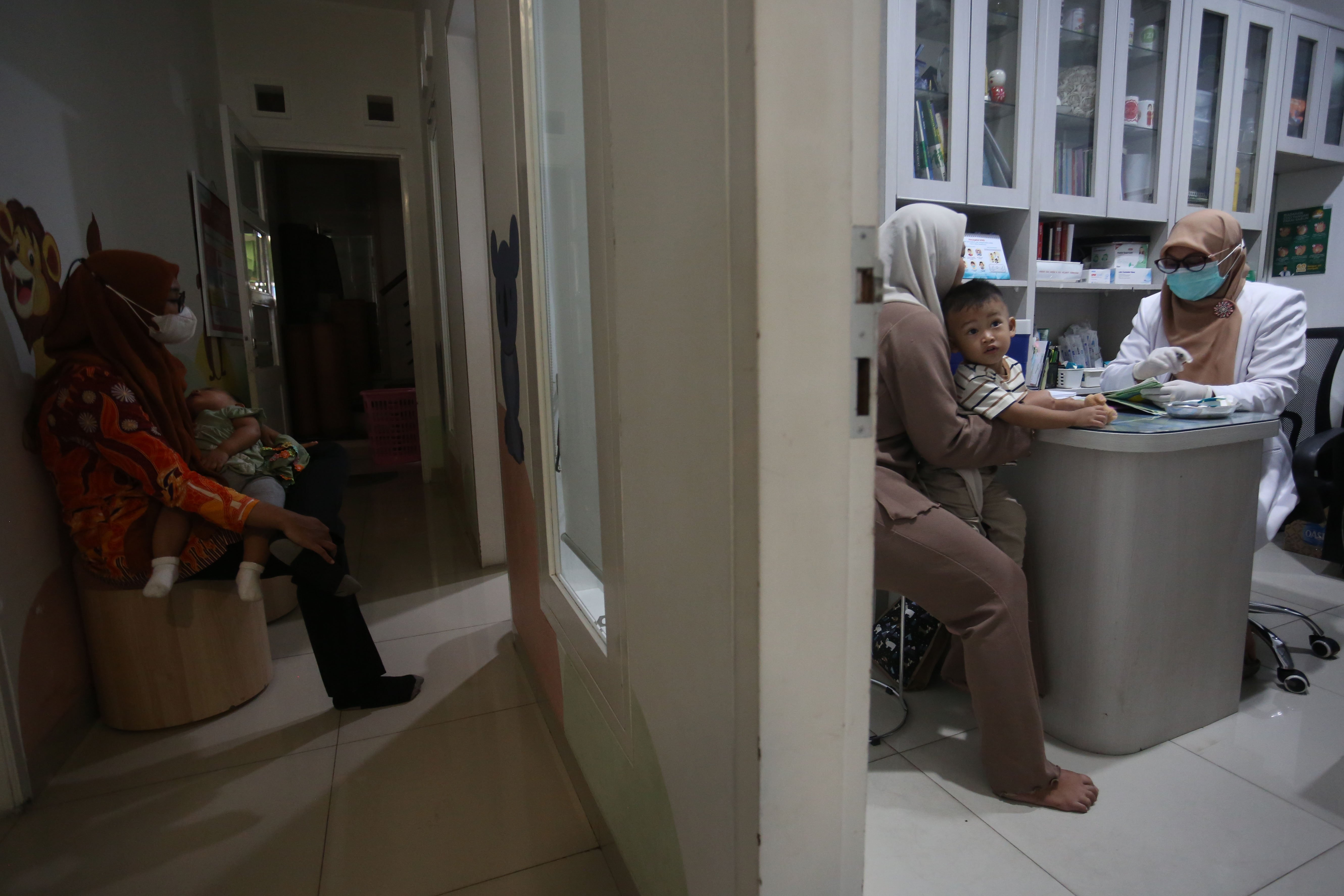 Orang tua mendampingi anaknya yang mengikuti program vaksinasi campak gratis di Rumah Vaksinasi Pusat, Kramat Jati, Jakarta Timur, Kamis (12/3/2026). Kegiatan yang ditujukan bagi anak usia 9 hingga 59 bulan atau anak usia di bawah lima tahun ini digelar sebagai langkah perlindungan optimal pada anak terhadap kasus campak yang dalam beberapa waktu terakhir menunjukkan peningkatan signifikan.