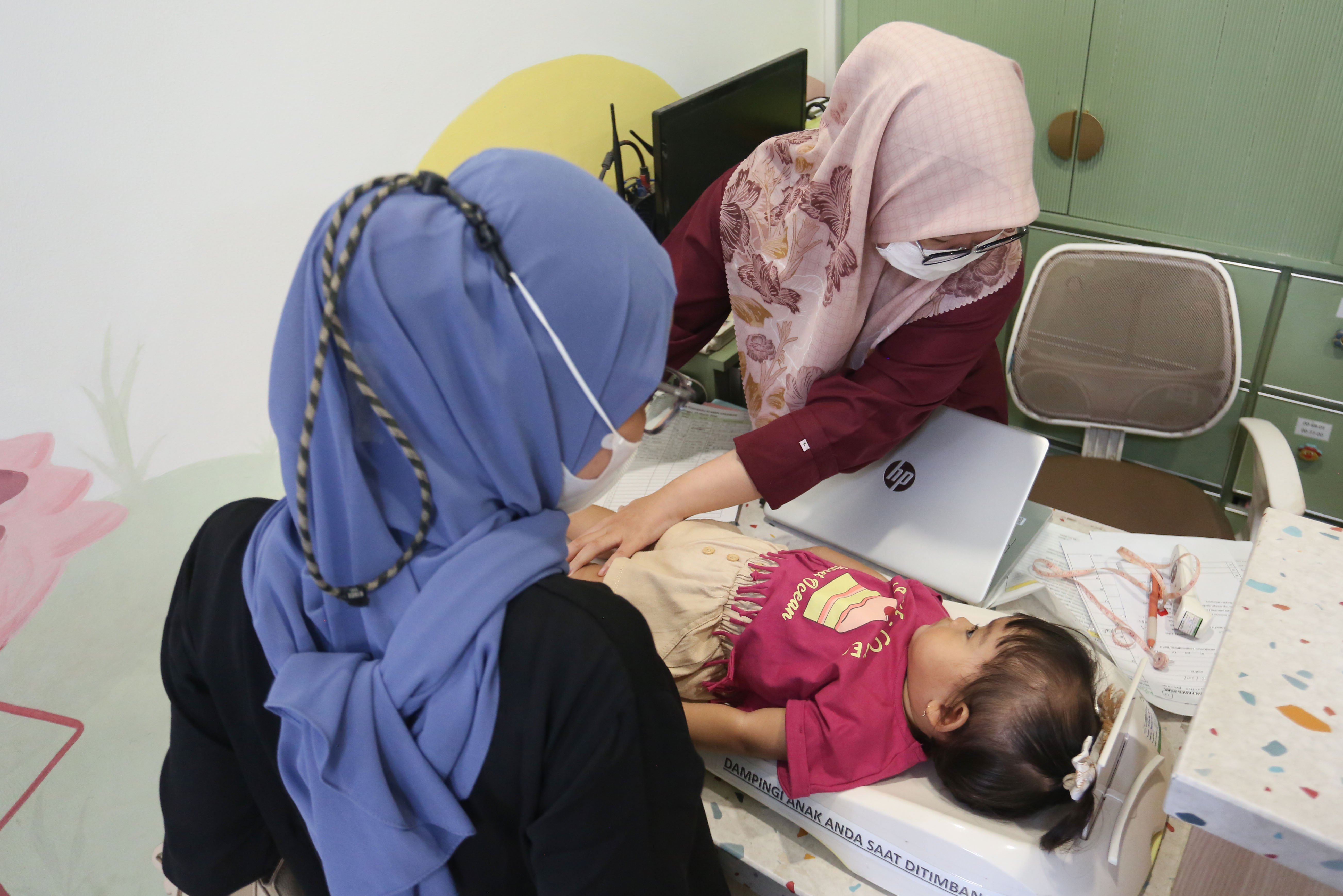 Tenaga kesehatan menimbang berat badan seorang anak yang mengikuti program vaksinasi campak gratis di Rumah Vaksinasi Pusat, Kramat Jati, Jakarta Timur, Kamis (12/3/2026). Kegiatan yang ditujukan bagi anak usia 9 hingga 59 bulan atau anak usia di bawah lima tahun ini digelar sebagai langkah perlindungan optimal pada anak terhadap kasus campak yang dalam beberapa waktu terakhir menunjukkan peningkatan yang cukup signifikan. 