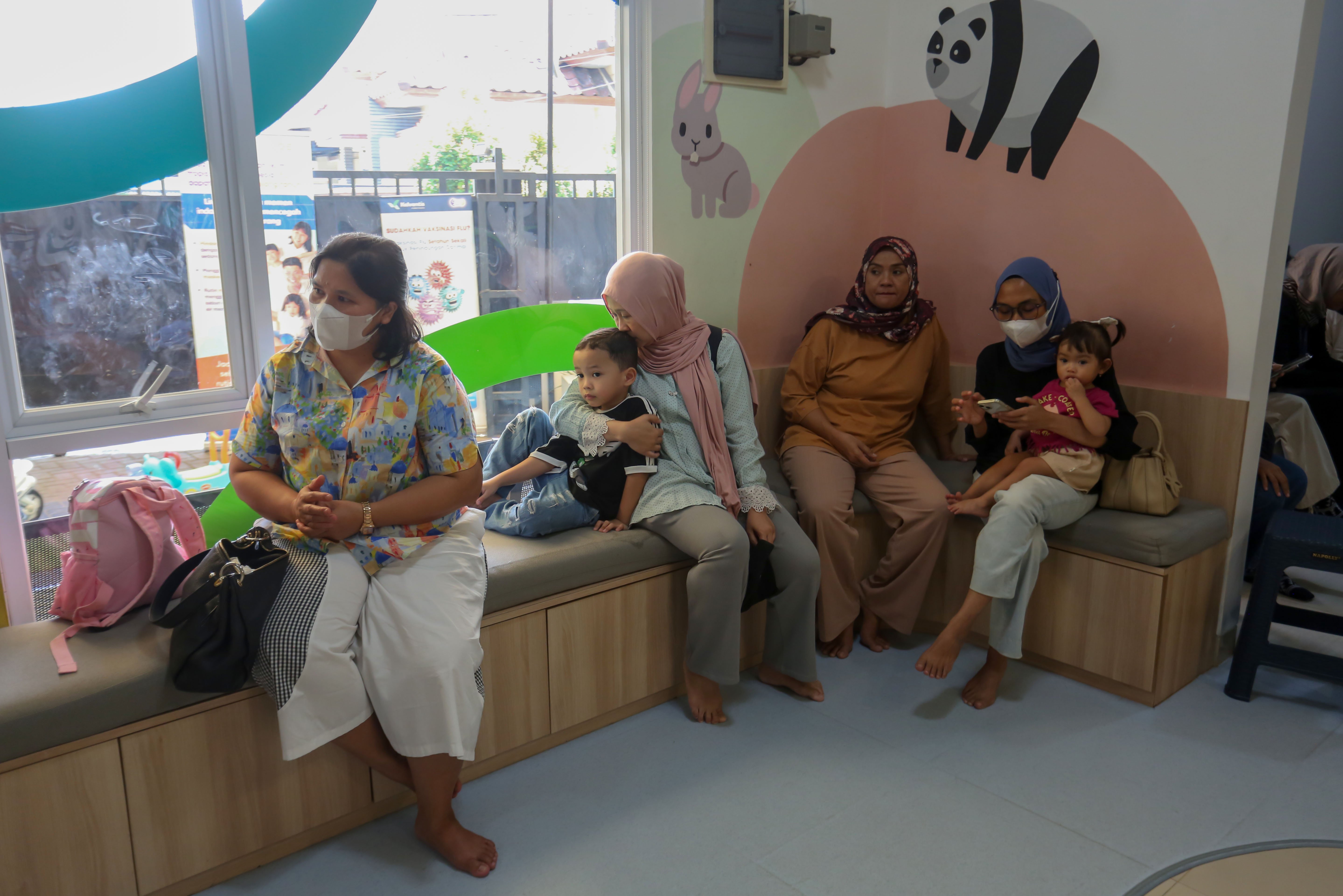 Orang tua mendampingi anaknya yang mengikuti program vaksinasi campak gratis di Rumah Vaksinasi Pusat, Kramat Jati, Jakarta Timur, Kamis (12/3/2026). Kegiatan yang ditujukan bagi anak usia 9 hingga 59 bulan atau anak usia di bawah lima tahun ini digelar sebagai langkah perlindungan optimal pada anak terhadap kasus campak yang dalam beberapa waktu terakhir menunjukkan peningkatan signifikan. 