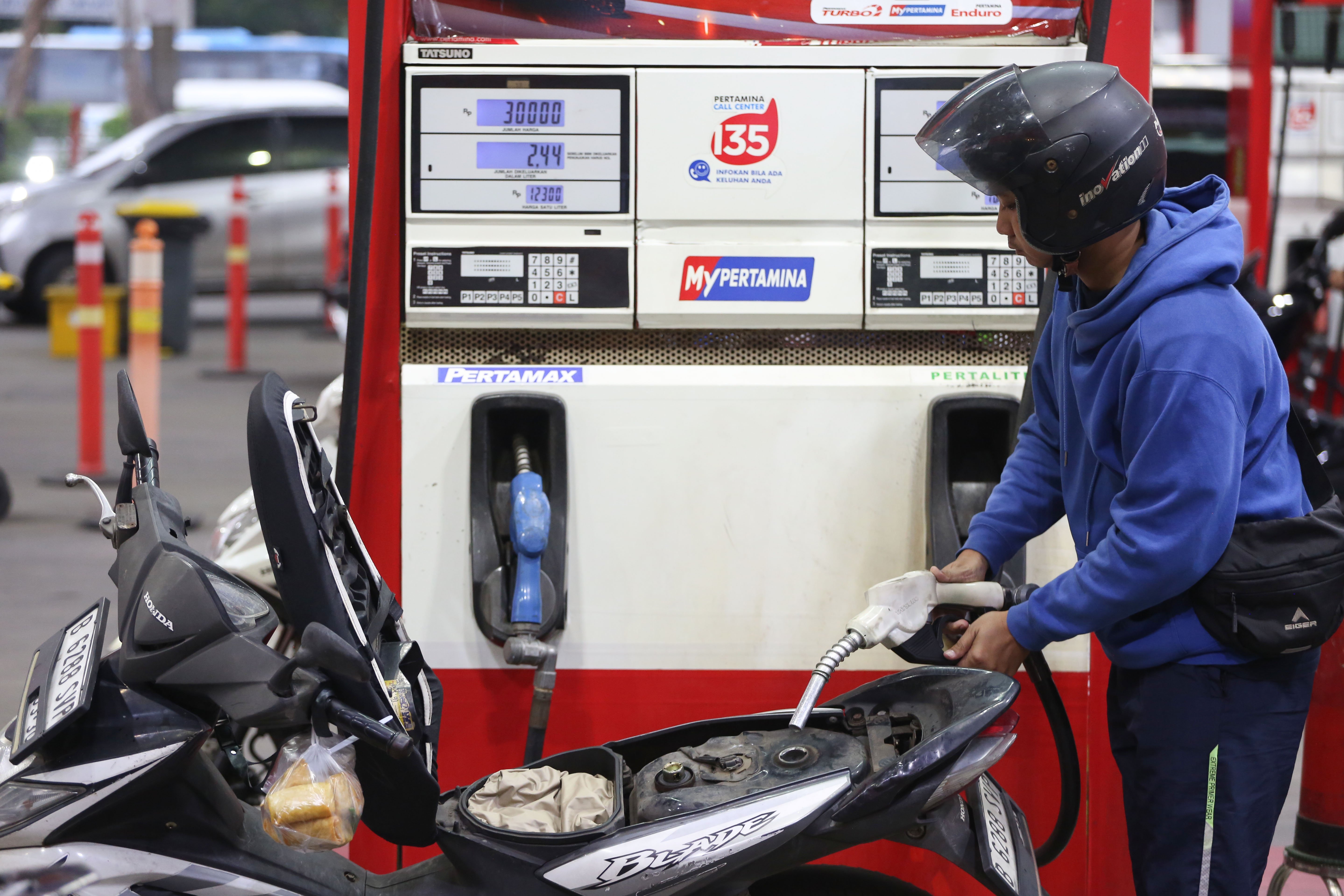 Pengendara motor mengisi bahan bakar minyak (BBM) jenis pertalite di SPBU Coco MT Haryono, Jakarta, Rabu (11/3/2026). PT Pertamina (Persero) melalui PT Pertamina Patra Niaga memastikan bahwa pasokan Bahan Bakar Minyak (BBM) nasional saat ini berada dalam kondisi yang aman dan terkendali sehingga masyarakat dihimbau untuk tetap tenang dan tidak melakukan pembelian BBM secara berlebihan. 