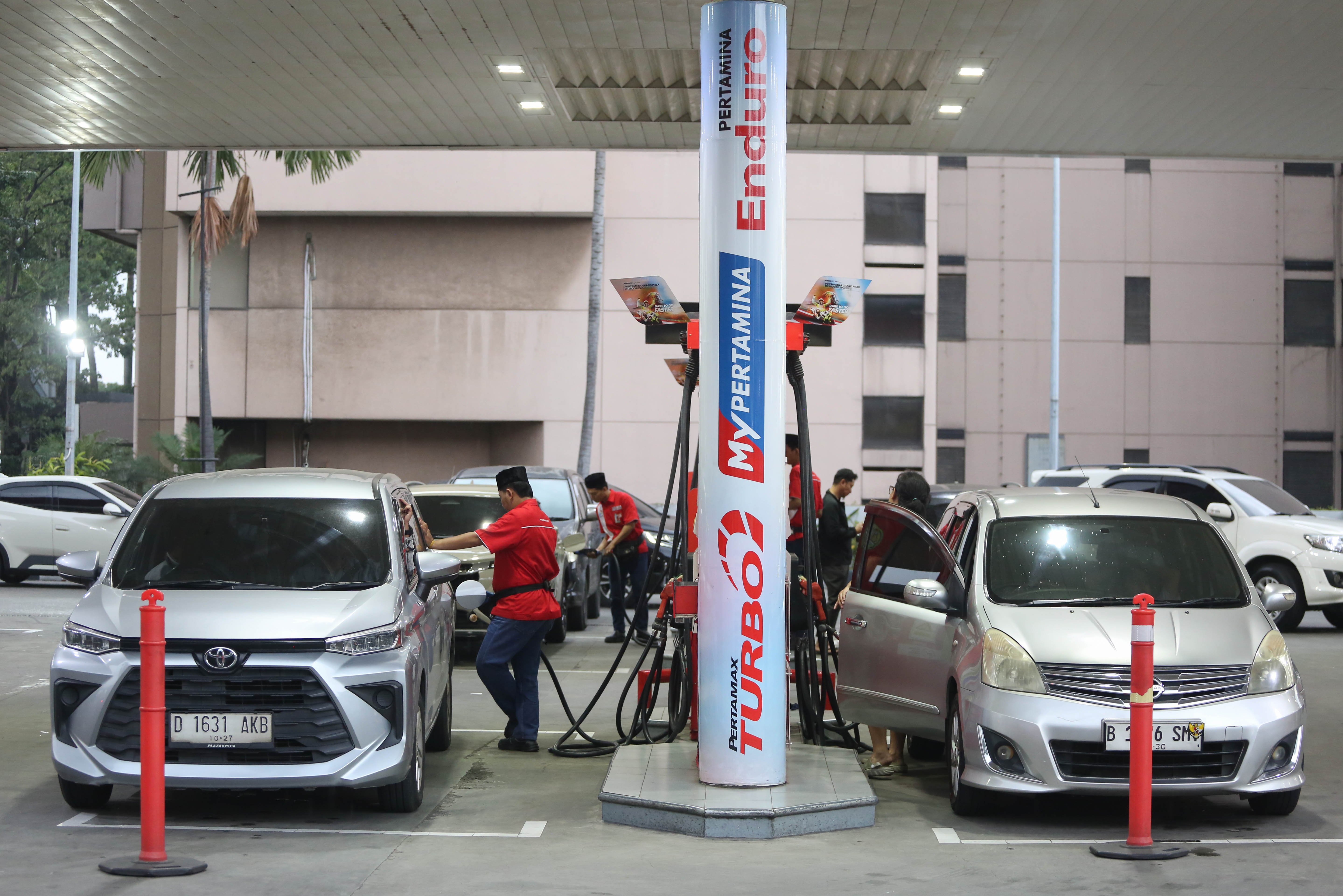 Petugas mengisi bahan bakar minyak (BBM) jenis pertamax ke mobil di SPBU Coco MT Haryono, Jakarta, Rabu (11/3/2026). PT Pertamina (Persero) melalui PT Pertamina Patra Niaga memastikan bahwa pasokan Bahan Bakar Minyak (BBM) nasional saat ini berada dalam kondisi yang aman dan terkendali sehingga masyarakat dihimbau untuk tetap tenang dan tidak melakukan pembelian BBM secara berlebihan. 
