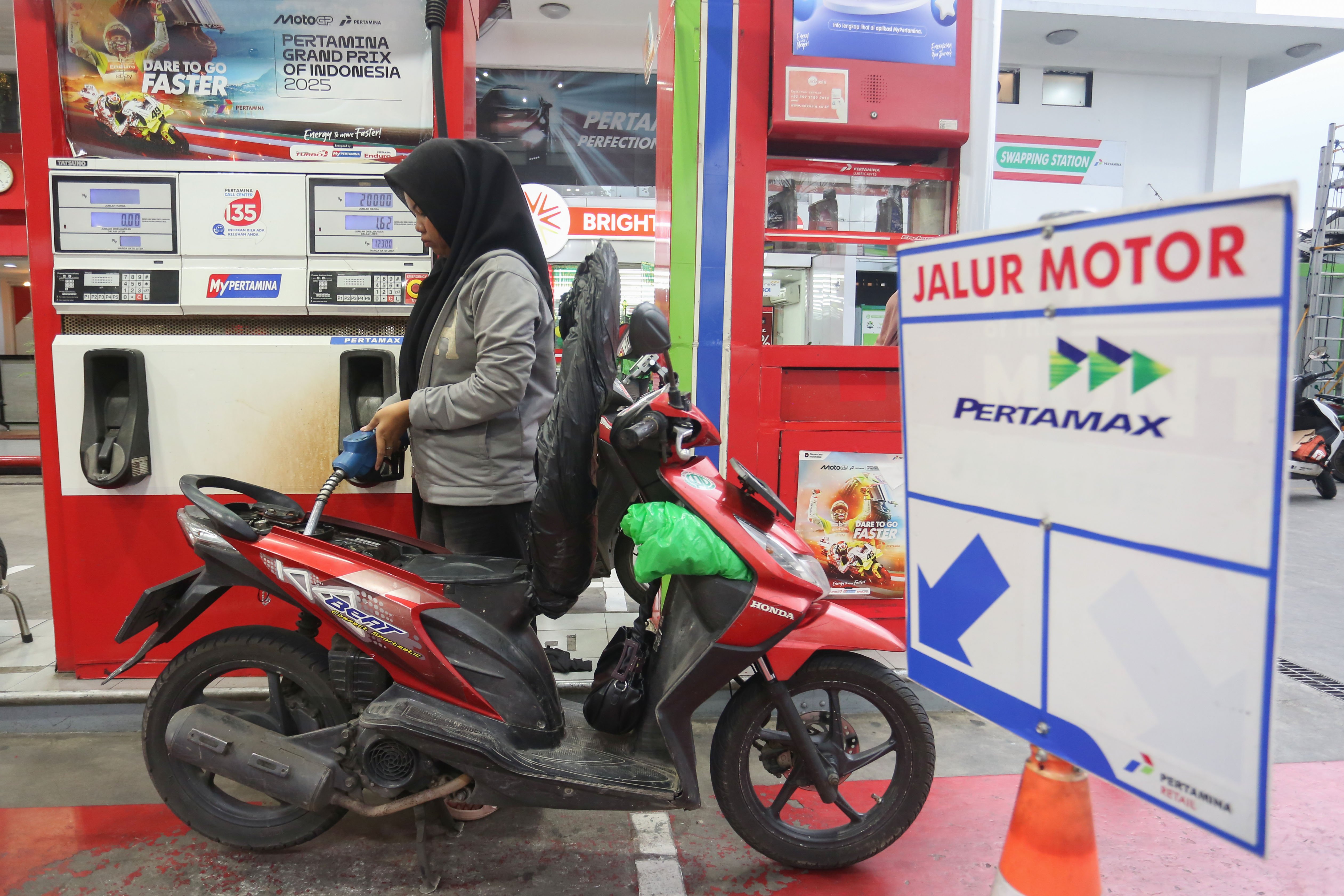 Pengendara motor mengisi bahan bakar minyak (BBM) jenis pertamax di SPBU Coco MT Haryono, Jakarta, Rabu (11/3/2026). PT Pertamina (Persero) melalui PT Pertamina Patra Niaga memastikan bahwa pasokan Bahan Bakar Minyak (BBM) nasional saat ini berada dalam kondisi yang aman dan terkendali sehingga masyarakat dihimbau untuk tetap tenang dan tidak melakukan pembelian BBM secara berlebihan. 