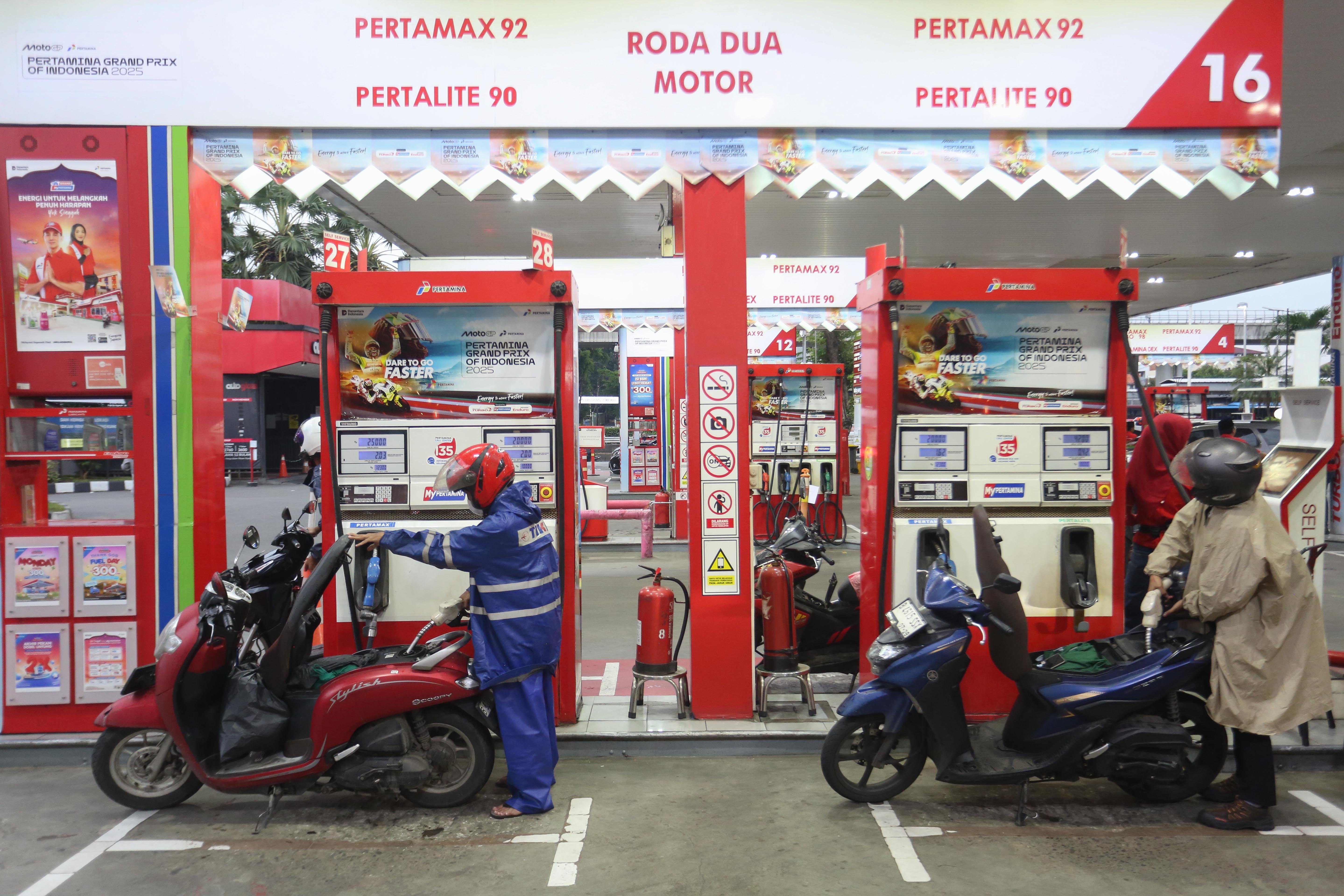 Pengendara motor mengisi bahan bakar minyak (BBM) jenis pertalite di SPBU Coco MT Haryono, Jakarta, Rabu (11/3/2026). PT Pertamina (Persero) melalui PT Pertamina Patra Niaga memastikan bahwa pasokan Bahan Bakar Minyak (BBM) nasional saat ini berada dalam kondisi yang aman dan terkendali sehingga masyarakat dihimbau untuk tetap tenang dan tidak melakukan pembelian BBM secara berlebihan. 