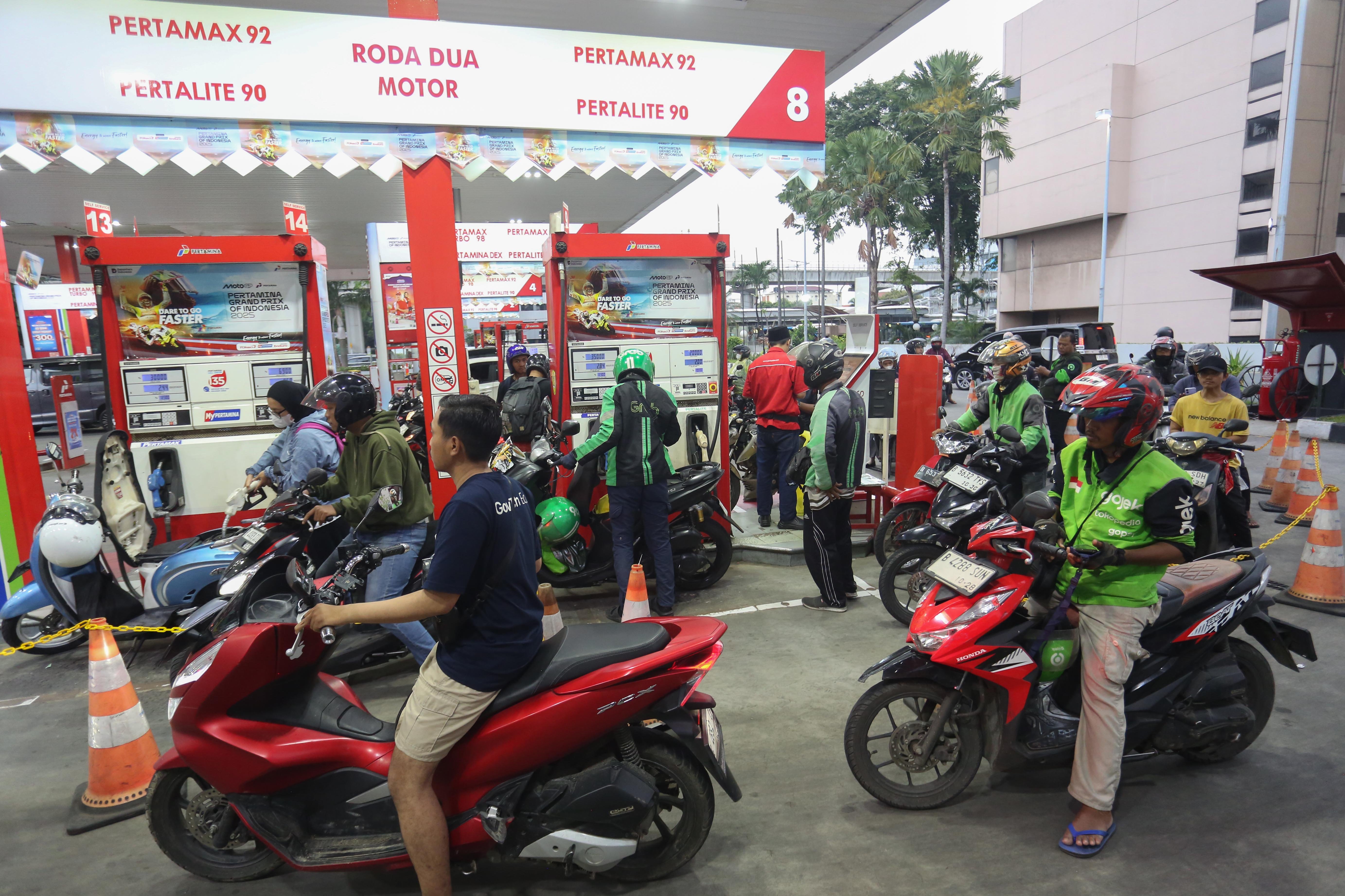 Pengendara motor mengantre untuk mengisi bahan bakar minyak (BBM) jenis pertalite di SPBU Coco MT Haryono, Jakarta, Rabu (11/3/2026). PT Pertamina (Persero) melalui PT Pertamina Patra Niaga memastikan bahwa pasokan Bahan Bakar Minyak (BBM) nasional saat ini berada dalam kondisi yang aman dan terkendali sehingga masyarakat dihimbau untuk tetap tenang dan tidak melakukan pembelian BBM secara berlebihan. 