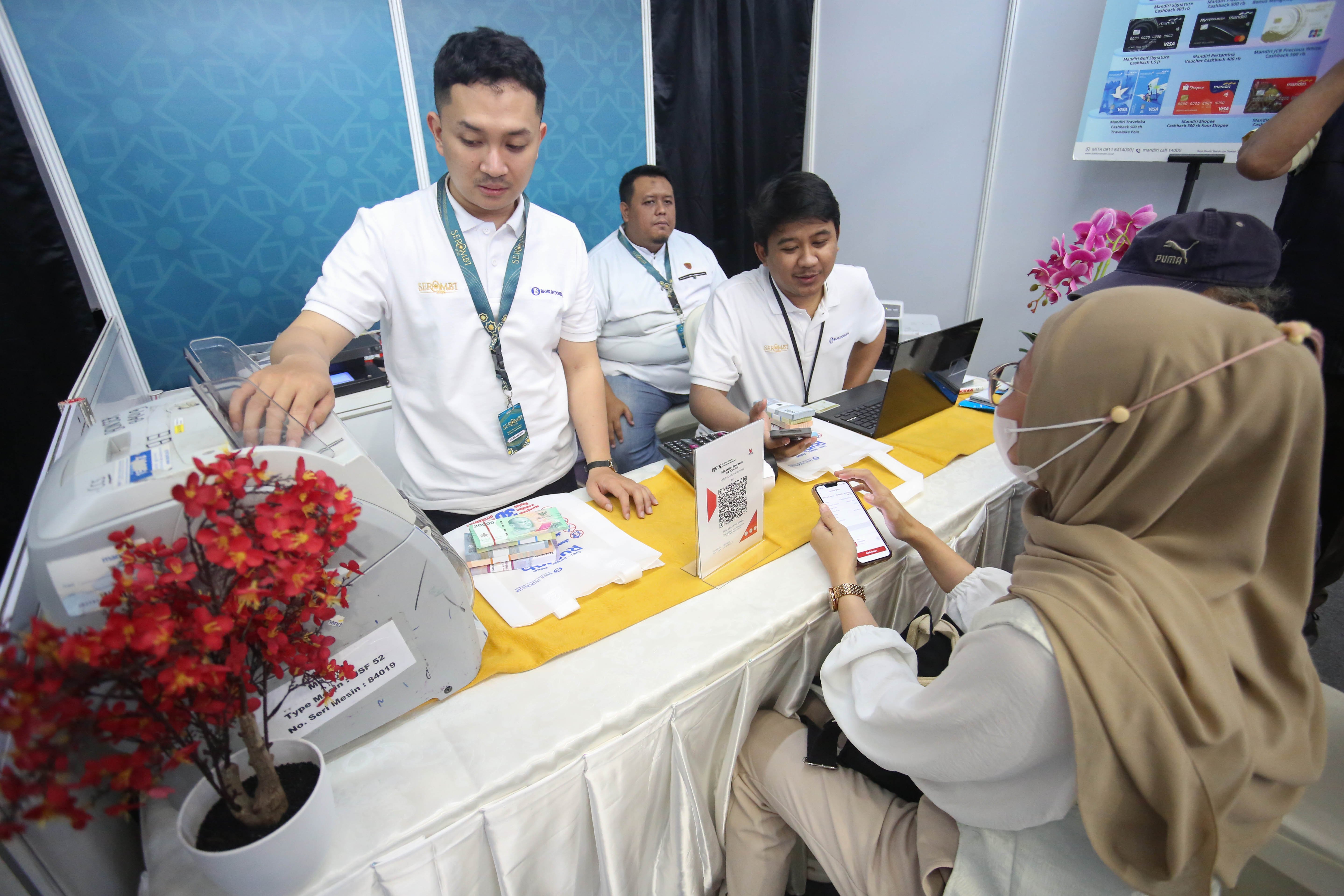 Petugas melayani warga yang hendak menukarkan uang baru pada program Semarak Rupiah Ramadan dan Berkah Idul Fitri (SERAMBI) 2026 di GBK Basket Hall, Jakarta Pusat, Jumat (13/3). Bank Indonesia membuka layanan penukaran uang baru untuk keperluan Hari Raya Idul Fitri 1447 H dengan jumlah tukar maksimal Rp 5,3 juta dan kuota 5.000 orang per harinya yang digelar hingga Minggu, 15 Maret 2026.